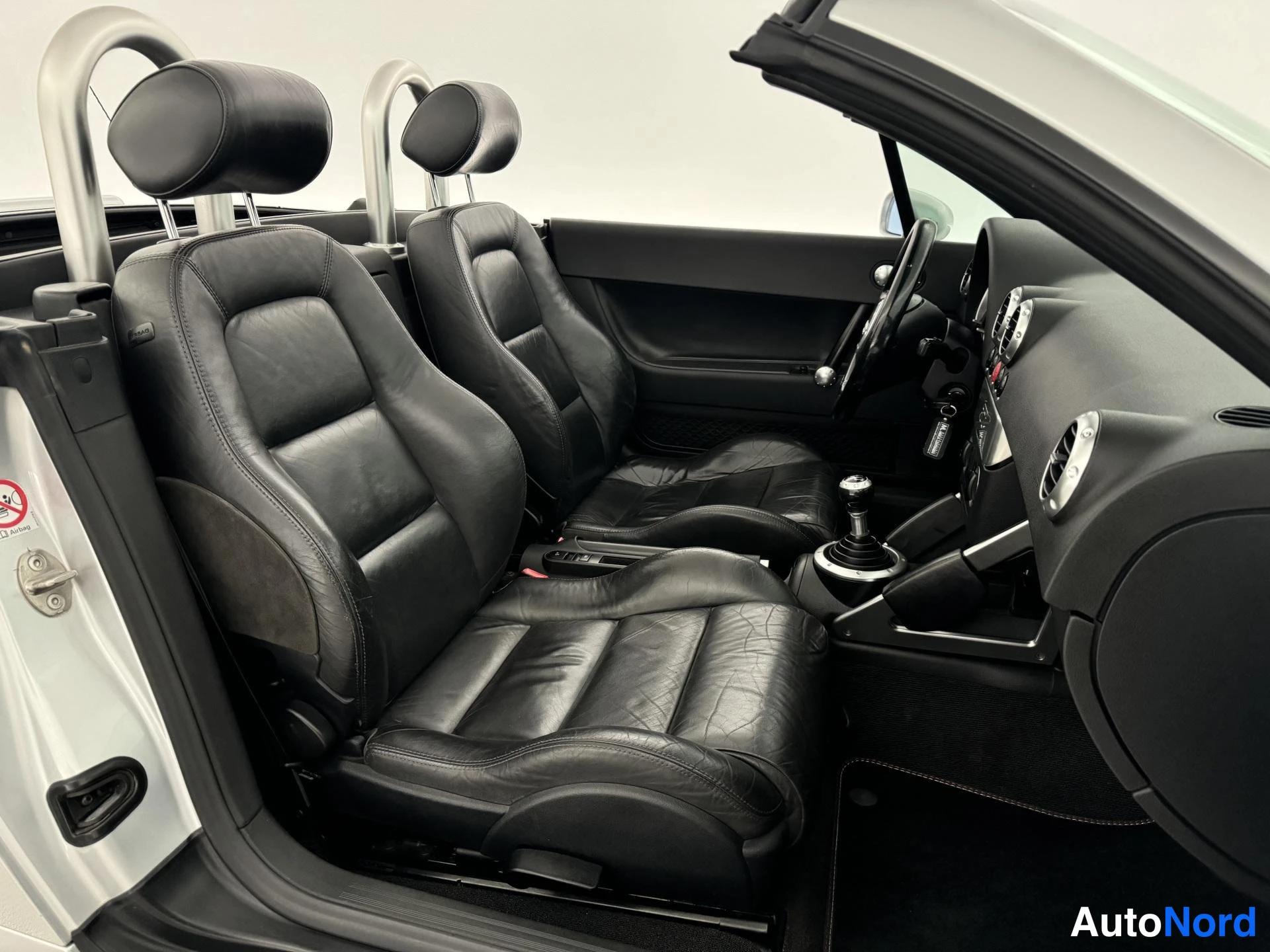 Harmaa Audi TT 2000, etuistuimet, kuva 26