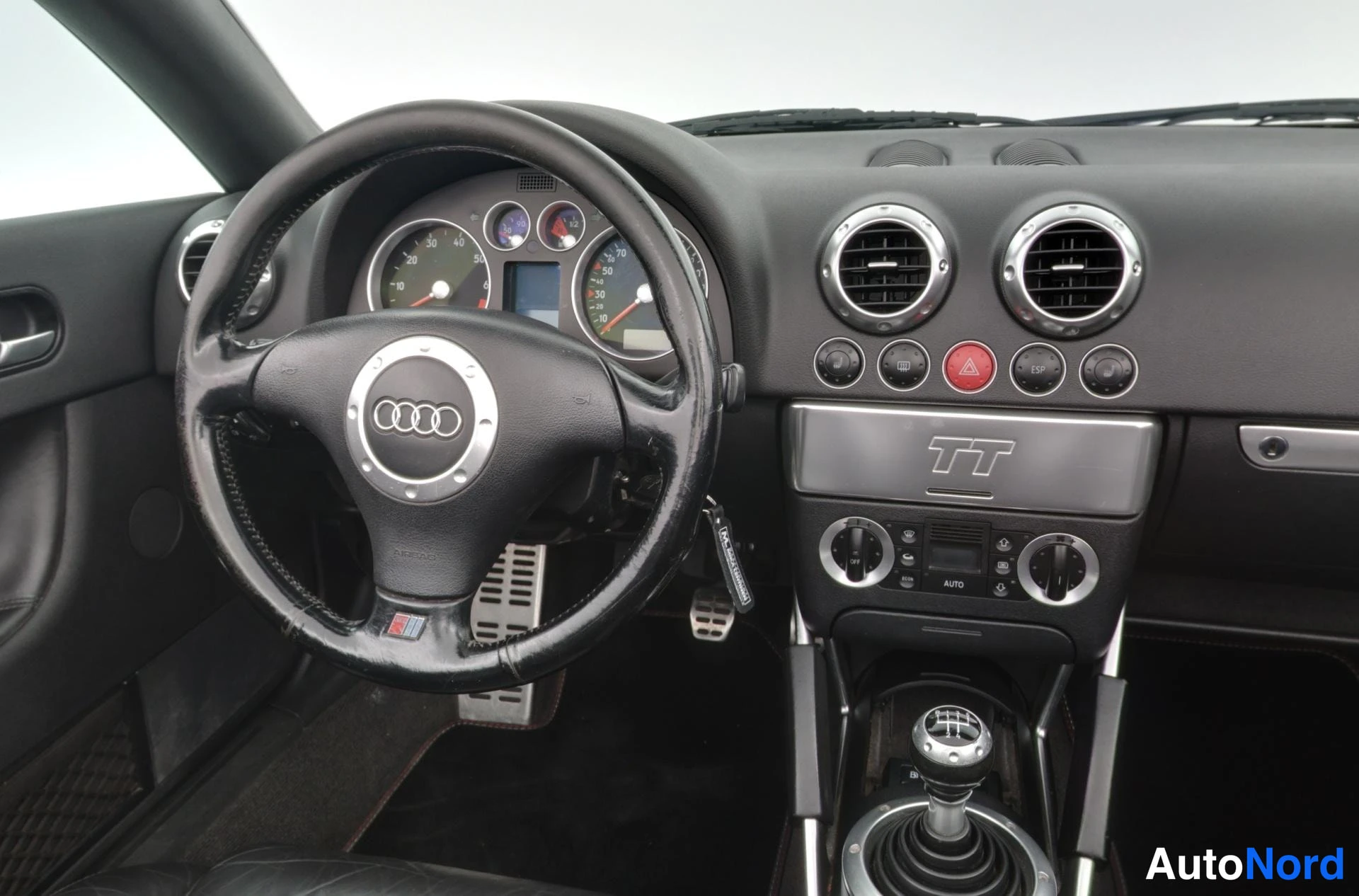 Harmaa Audi TT 2000, ohjaamo, kuva 22
