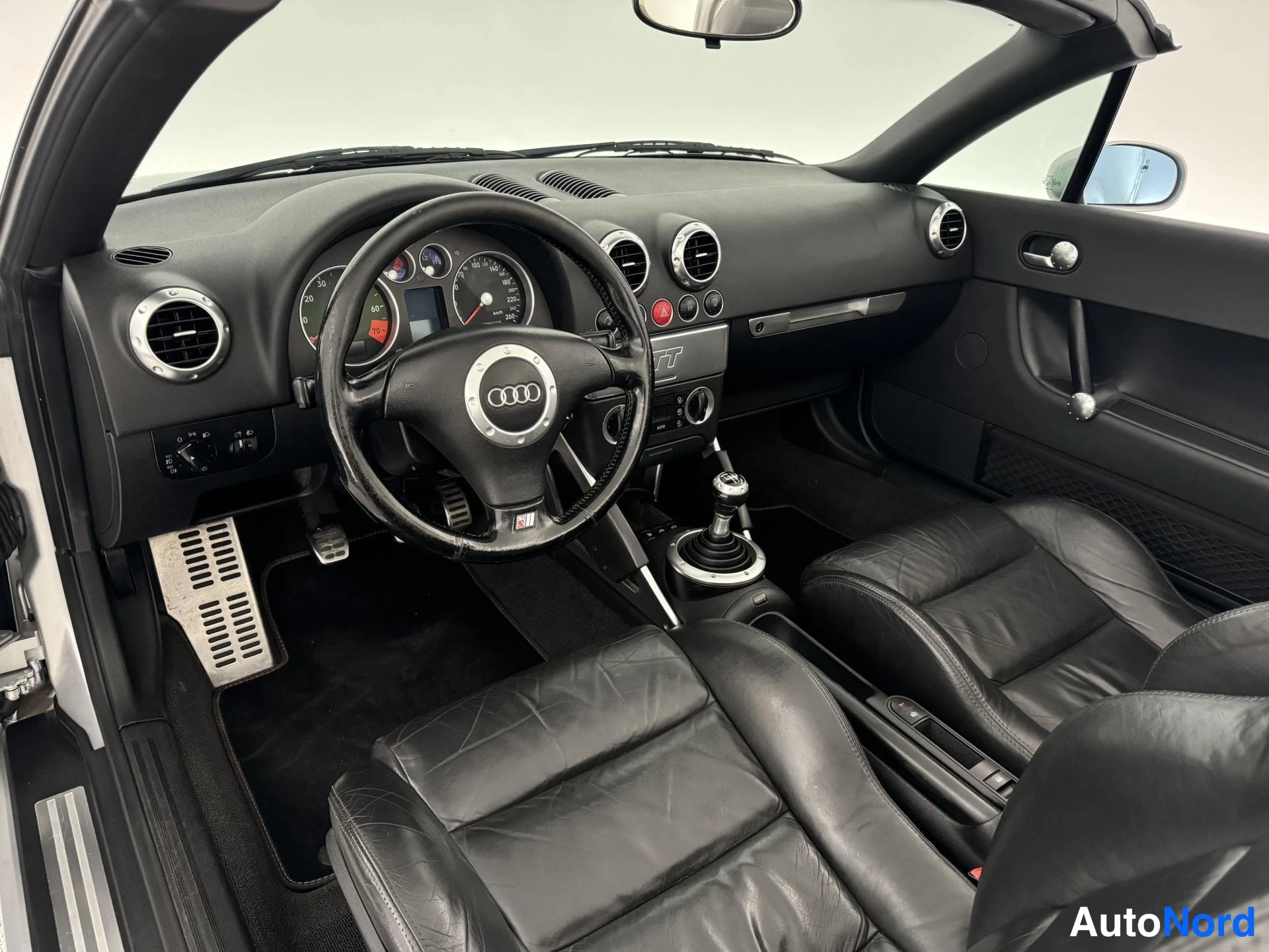Harmaa Audi TT 2000, ohjaamo, kuva 18