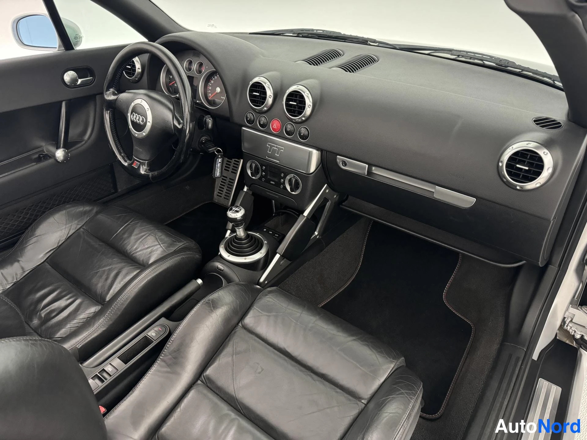 Harmaa Audi TT 2000, ohjaamo, kuva 19