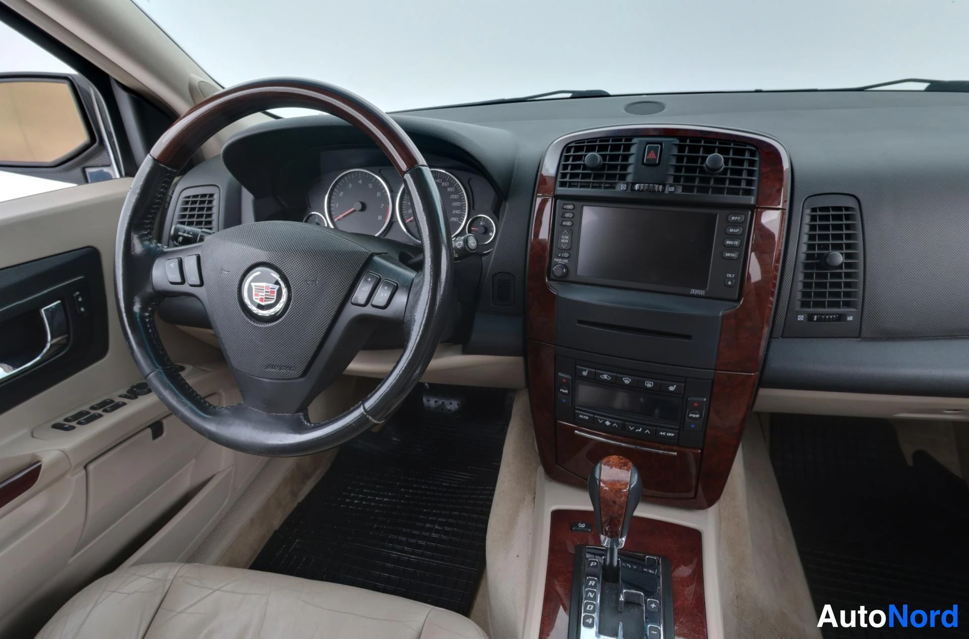 Sininen Cadillac SRX 2004, ohjaamo, kuva 9