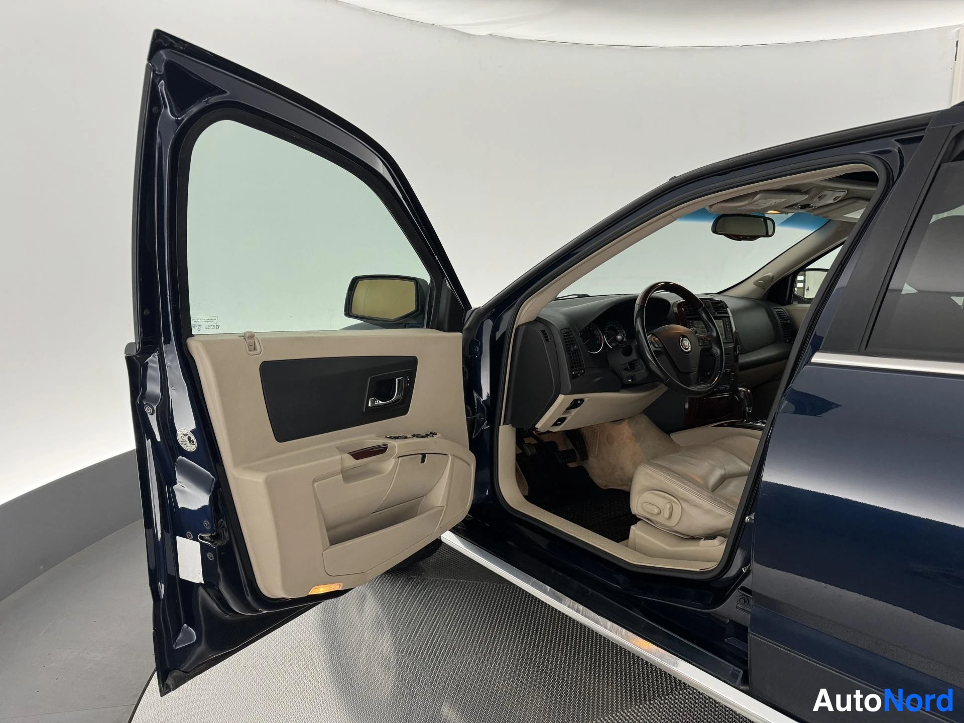 Sininen Cadillac SRX 2004, ohjaamo, kuva 13