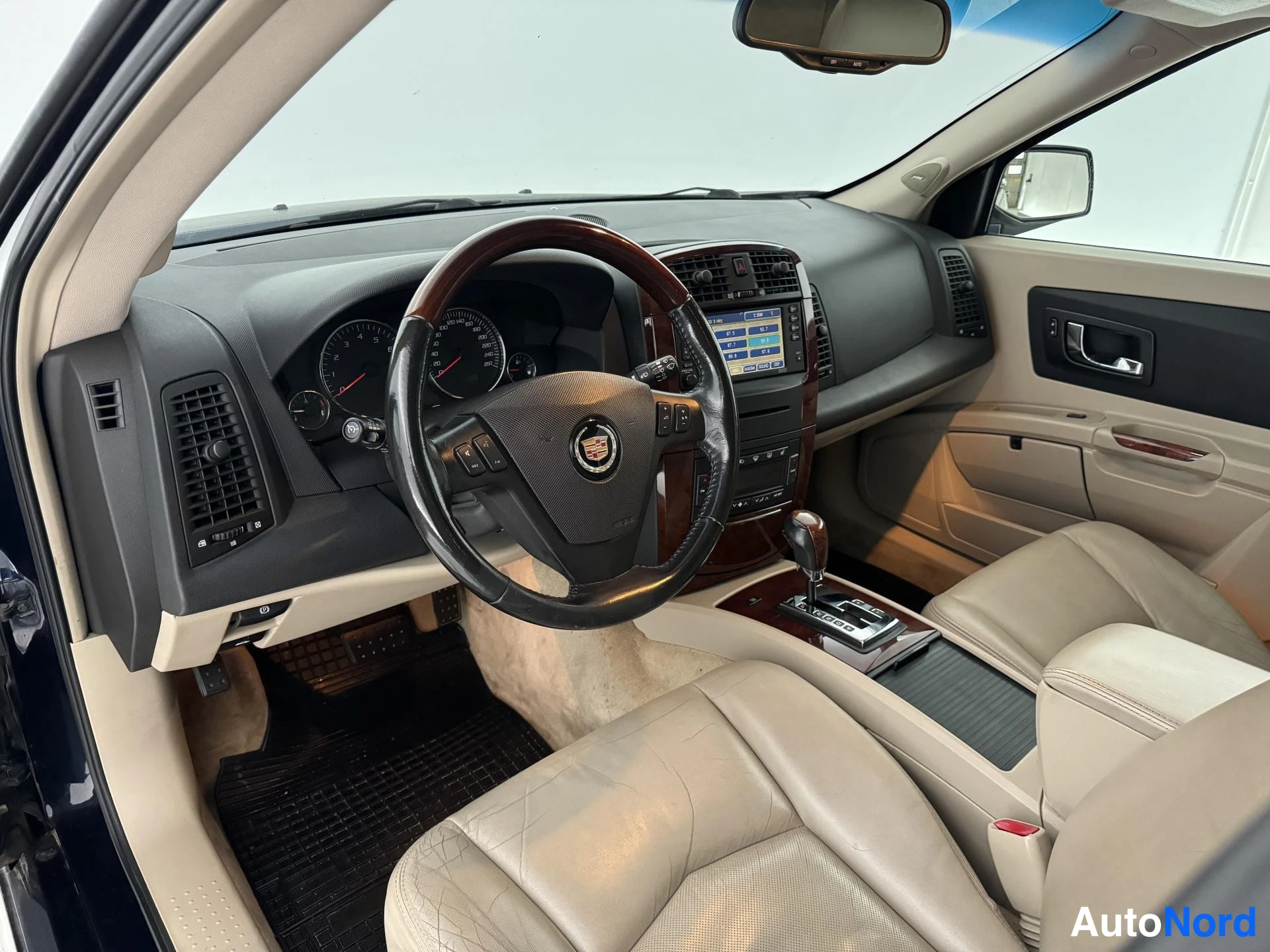 Sininen Cadillac SRX 2004, ohjaamo, kuva 8