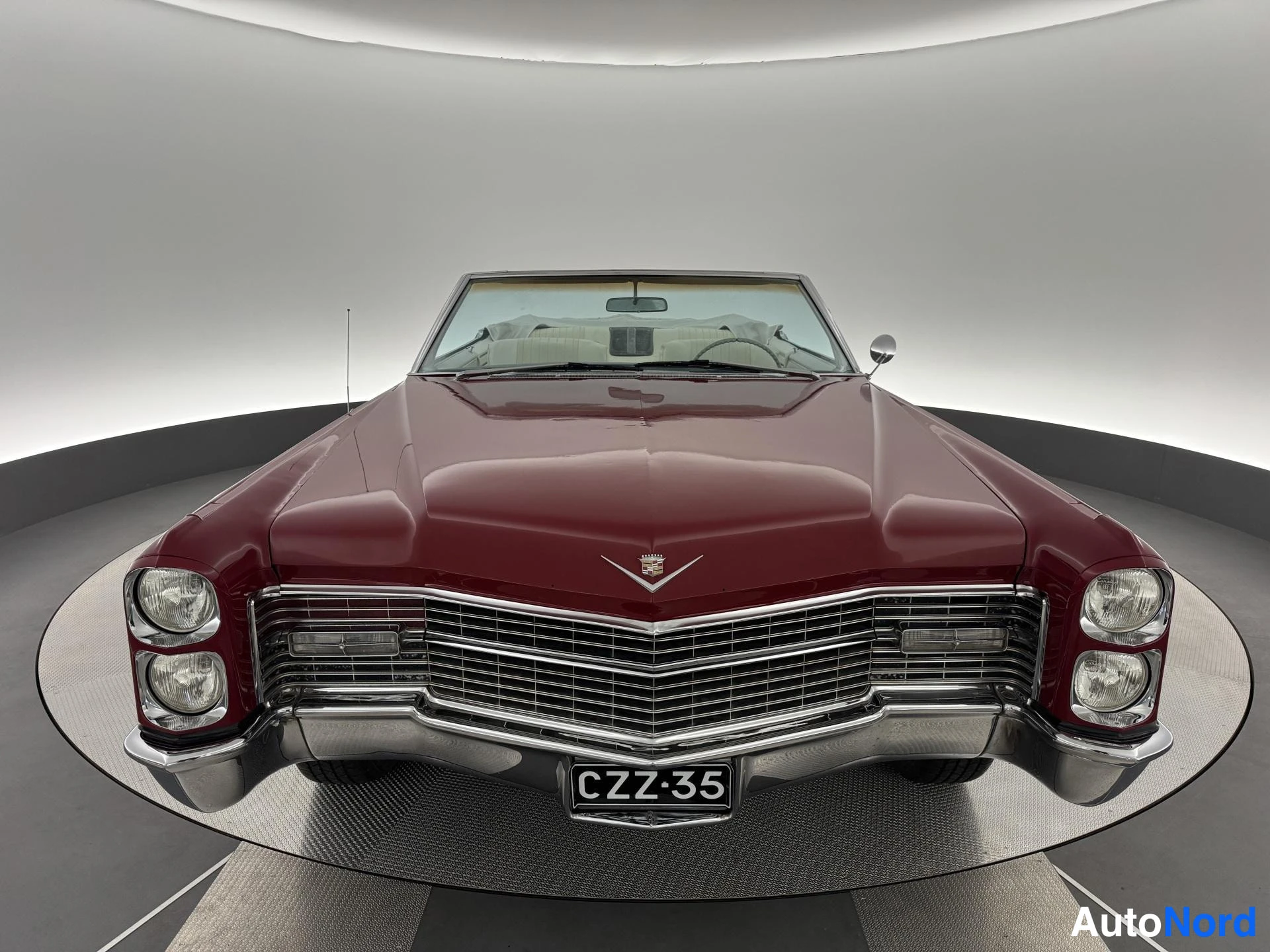 Punainen Cadillac De Ville Convertible 1966, edestä, kuva 3