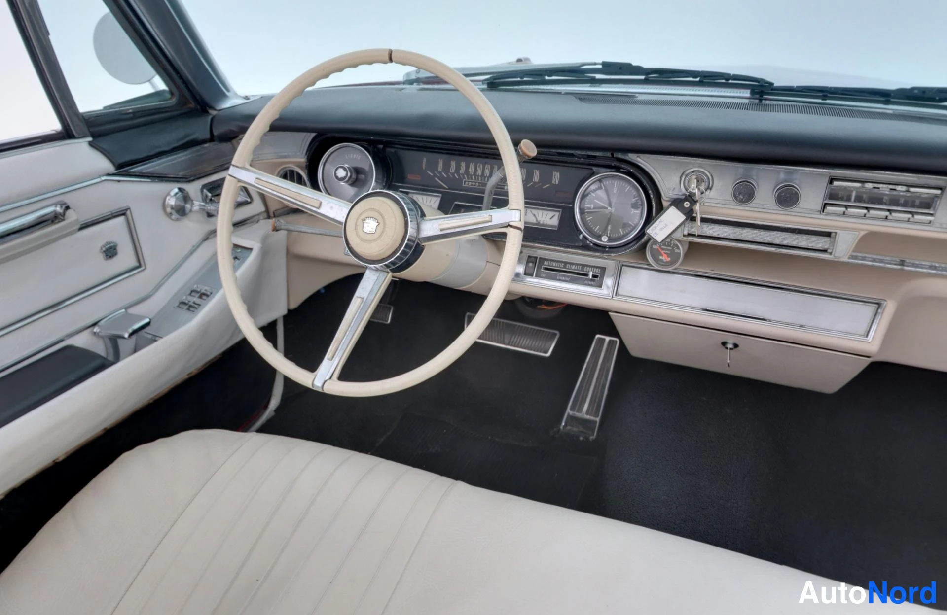 Punainen Cadillac De Ville Convertible 1966, ohjaamo, kuva 15