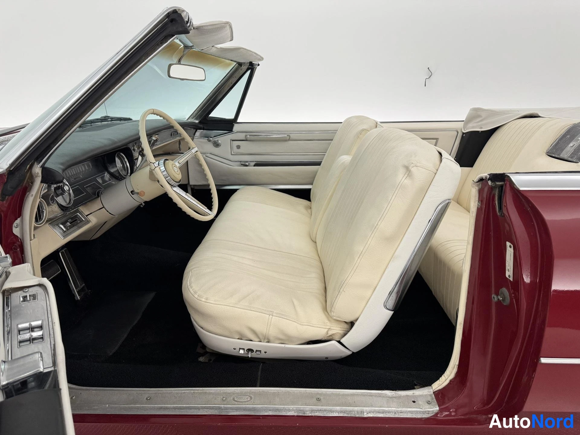 Punainen Cadillac De Ville Convertible 1966, etuistuimet, kuva 16