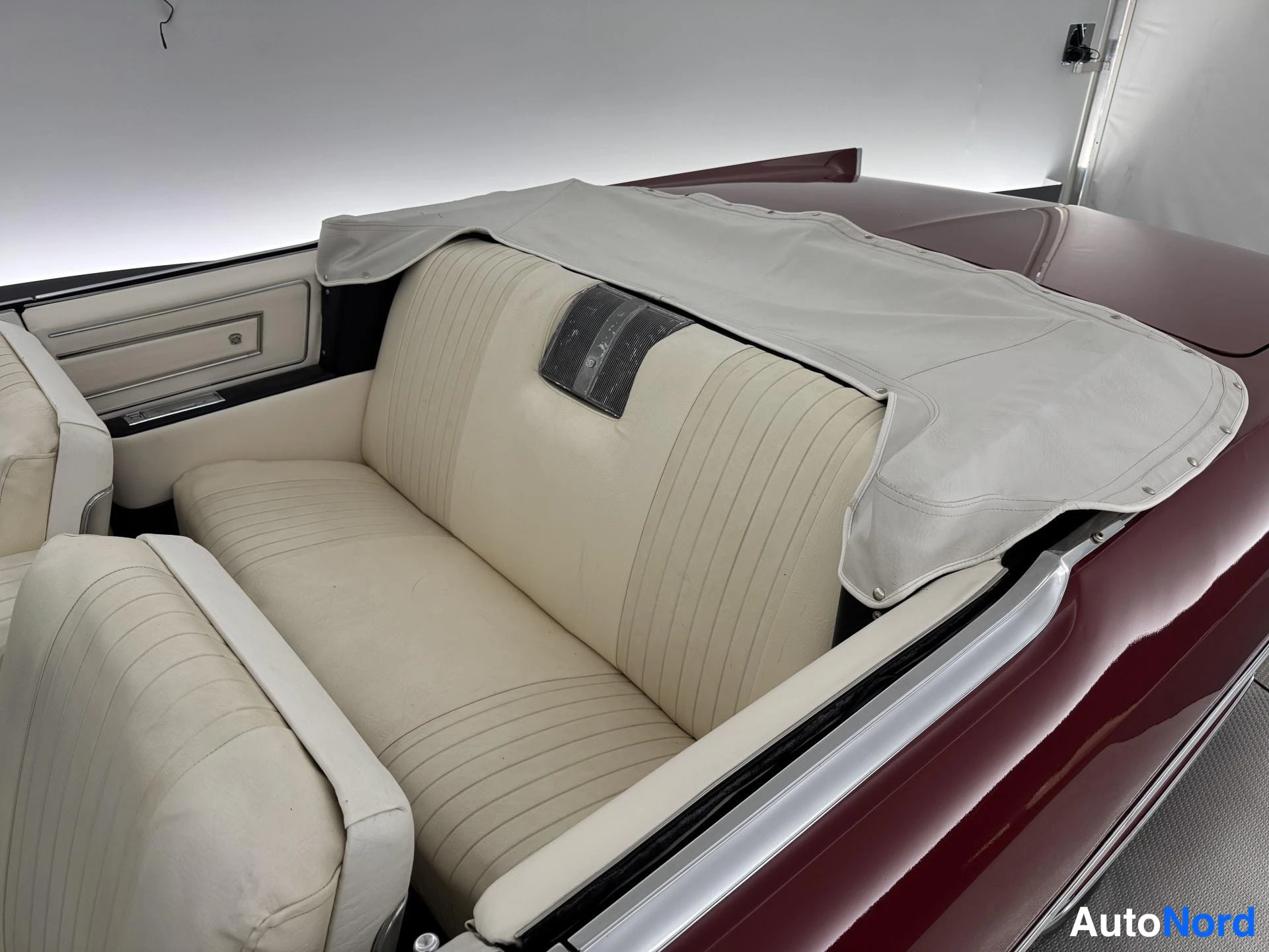 Punainen Cadillac De Ville Convertible 1966, takaistuimet, kuva 24