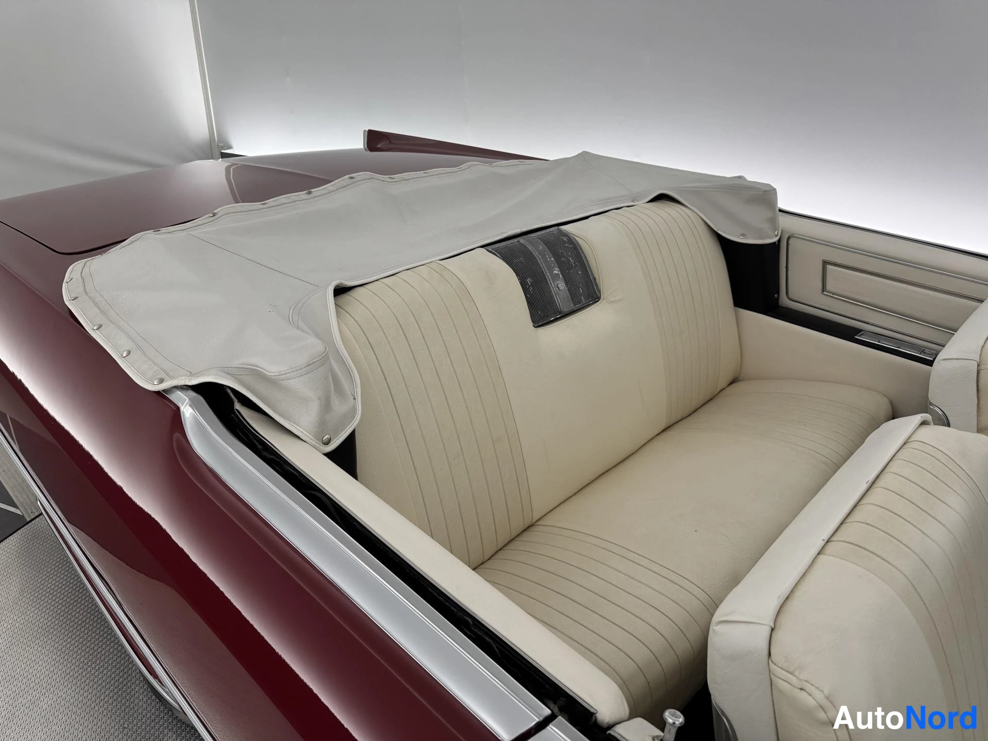 Punainen Cadillac De Ville Convertible 1966, takaistuimet, kuva 25