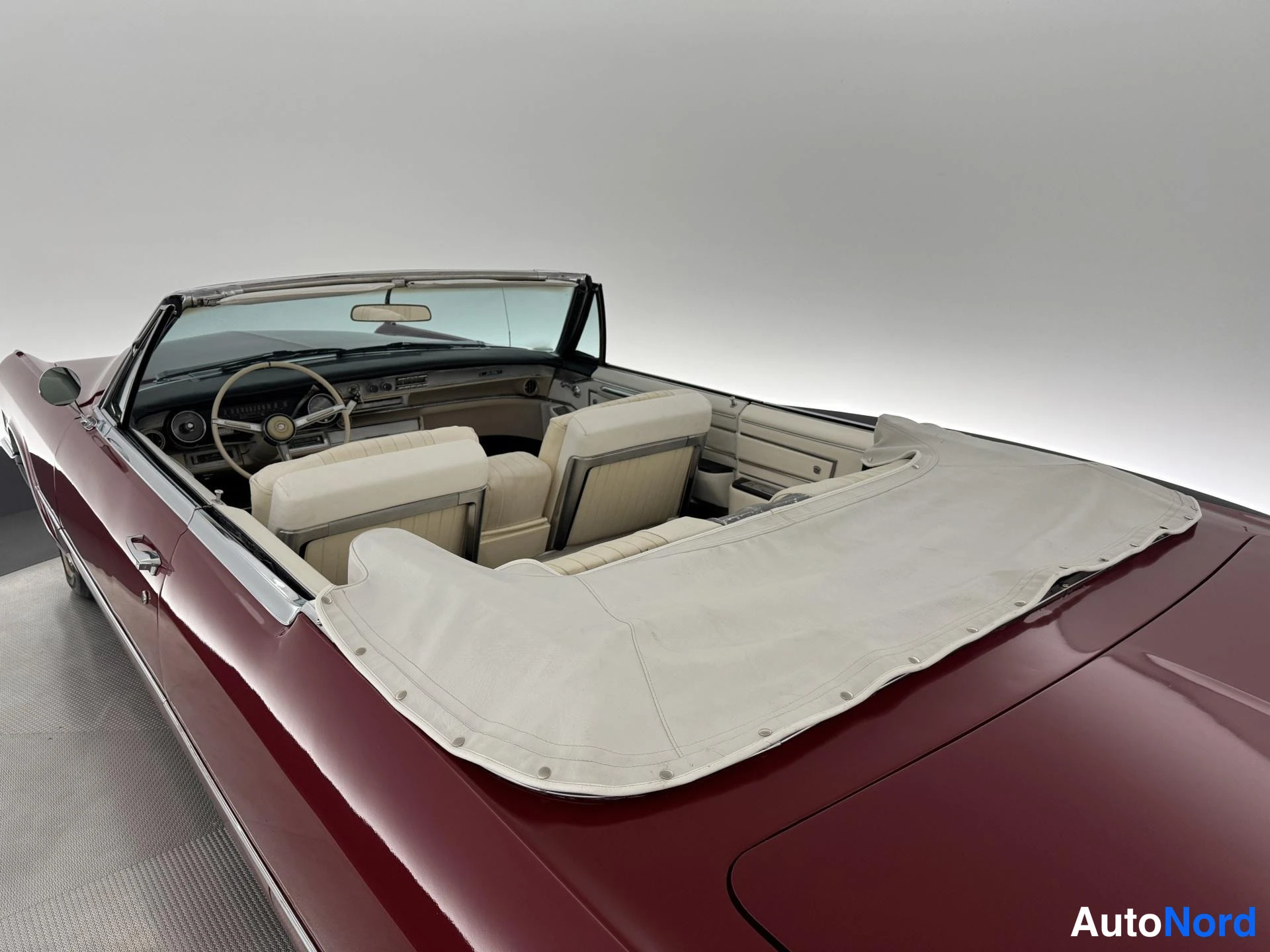 Punainen Cadillac De Ville Convertible 1966, takaistuimet, kuva 20