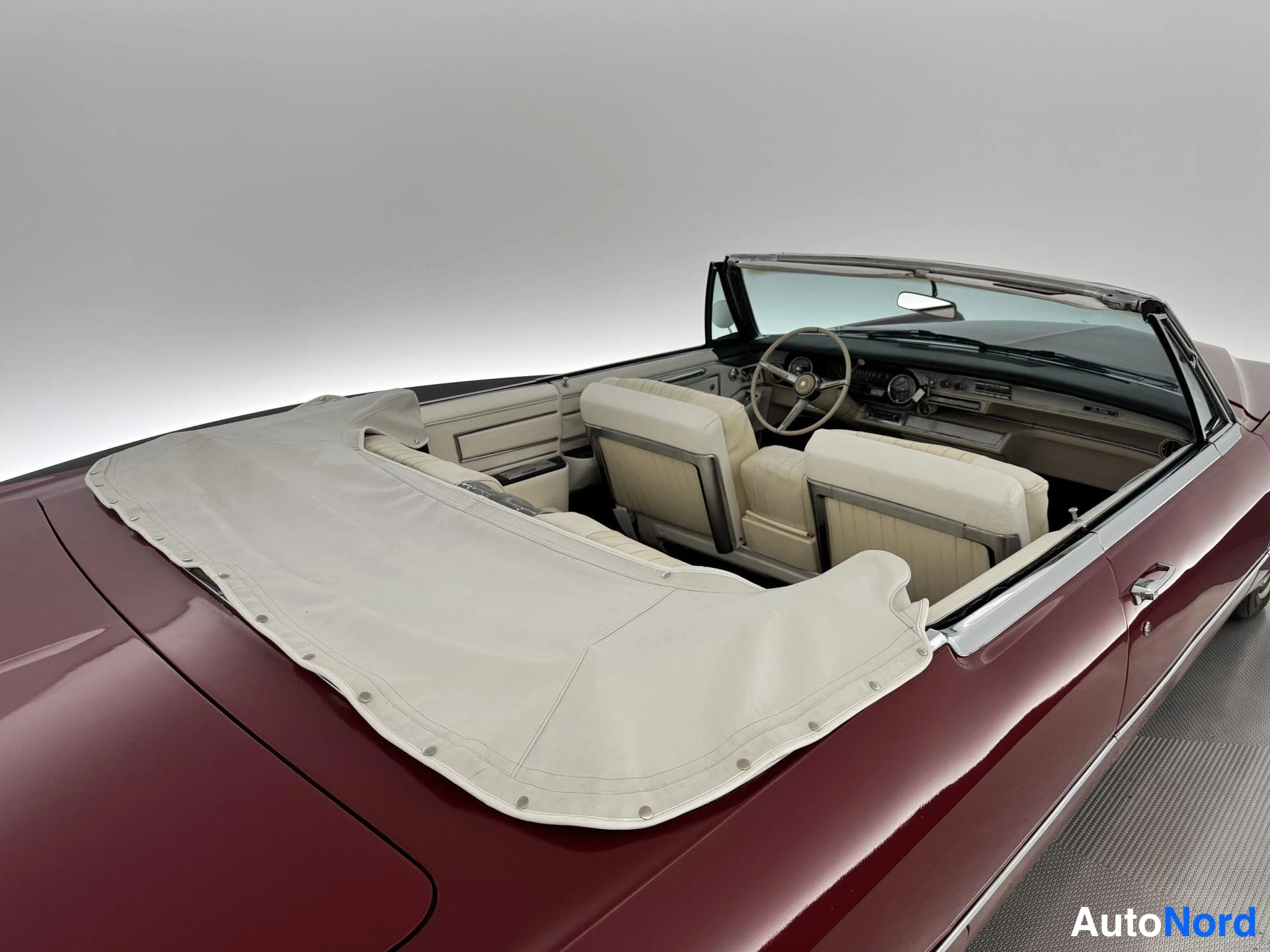 Punainen Cadillac De Ville Convertible 1966, takaistuimet, kuva 21