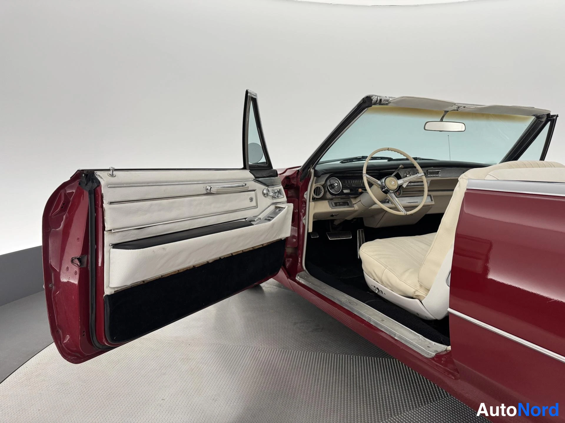 Punainen Cadillac De Ville Convertible 1966, sivulta, kuva 5