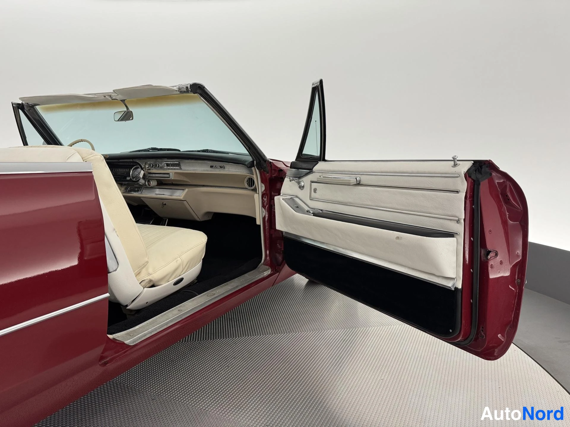 Punainen Cadillac De Ville Convertible 1966, sivulta, kuva 6