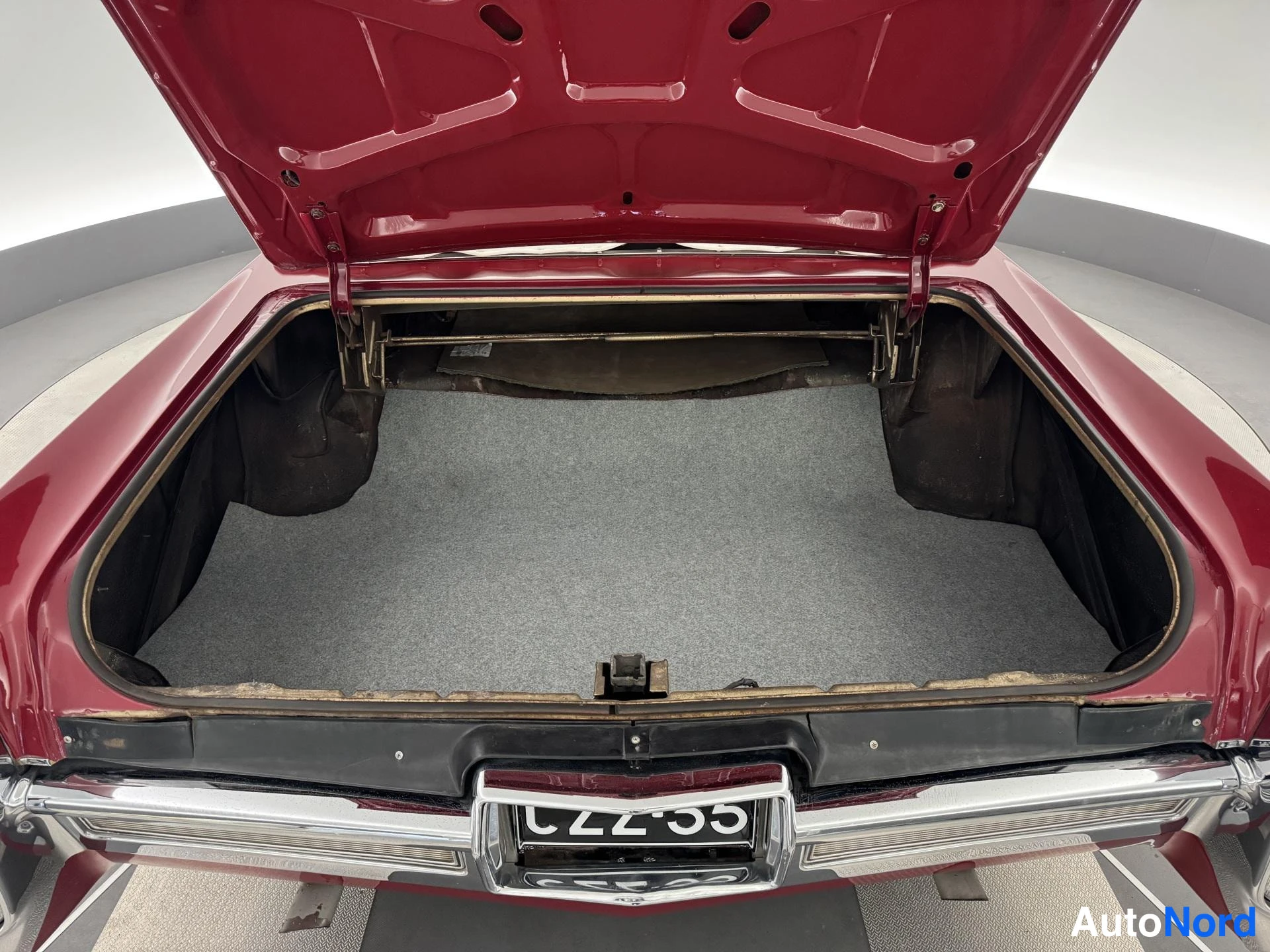 Punainen Cadillac De Ville Convertible 1966, tavaratila, kuva 26