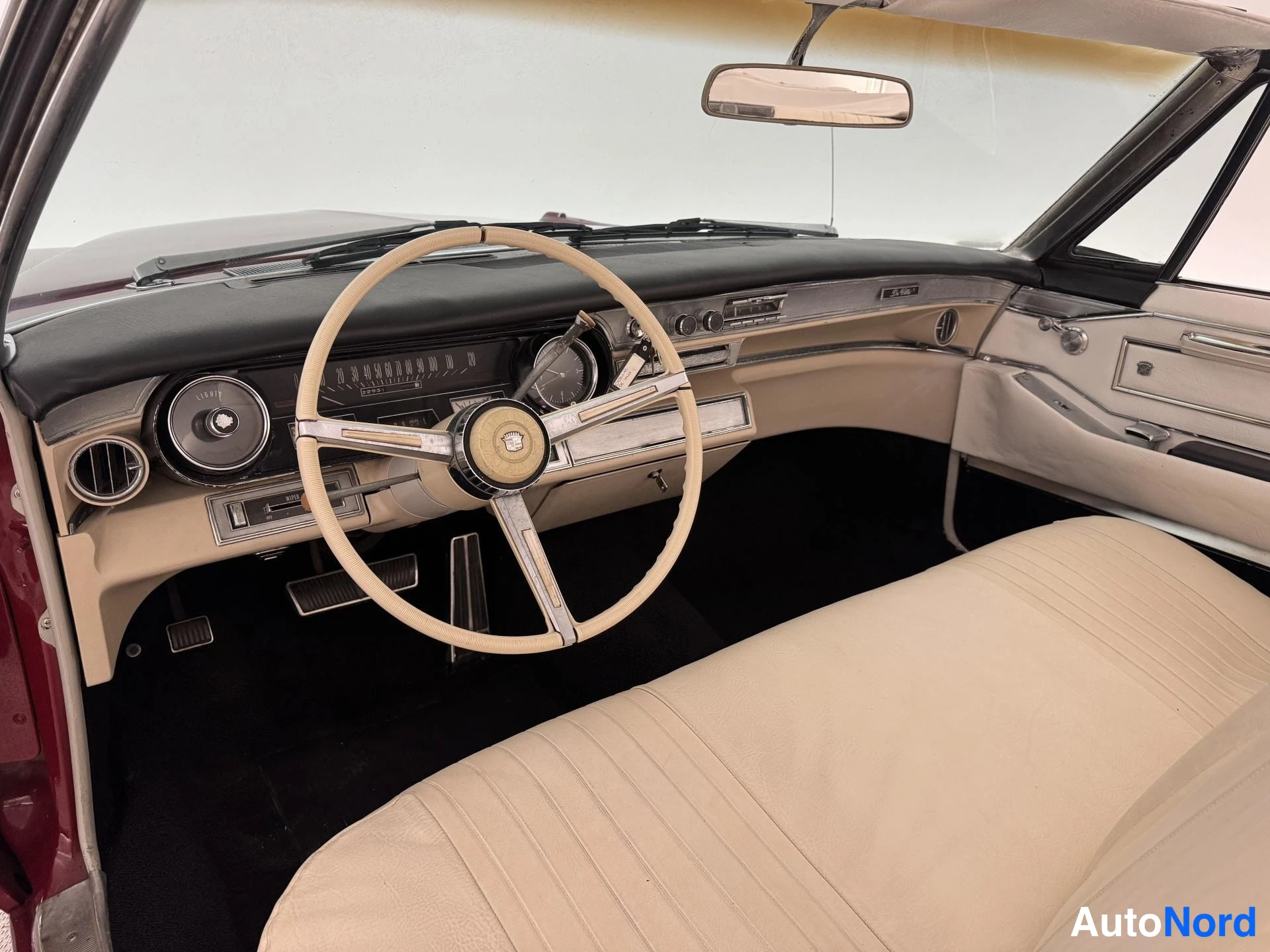 Punainen Cadillac De Ville Convertible 1966, ohjaamo, kuva 13