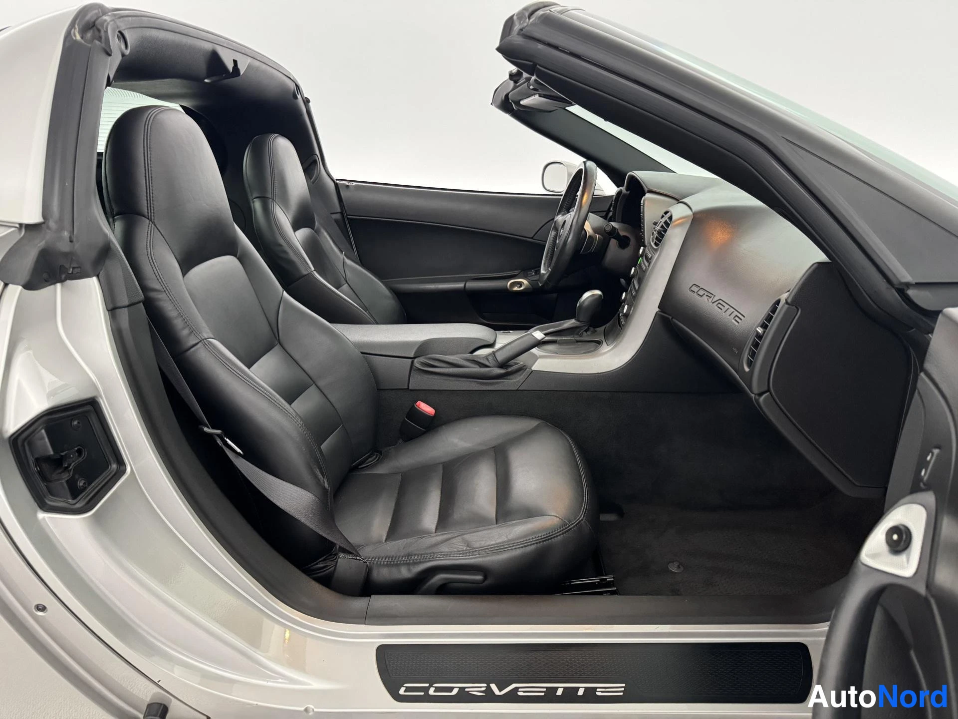 Harmaa Chevrolet Corvette 2007, etuistuimet, kuva 23
