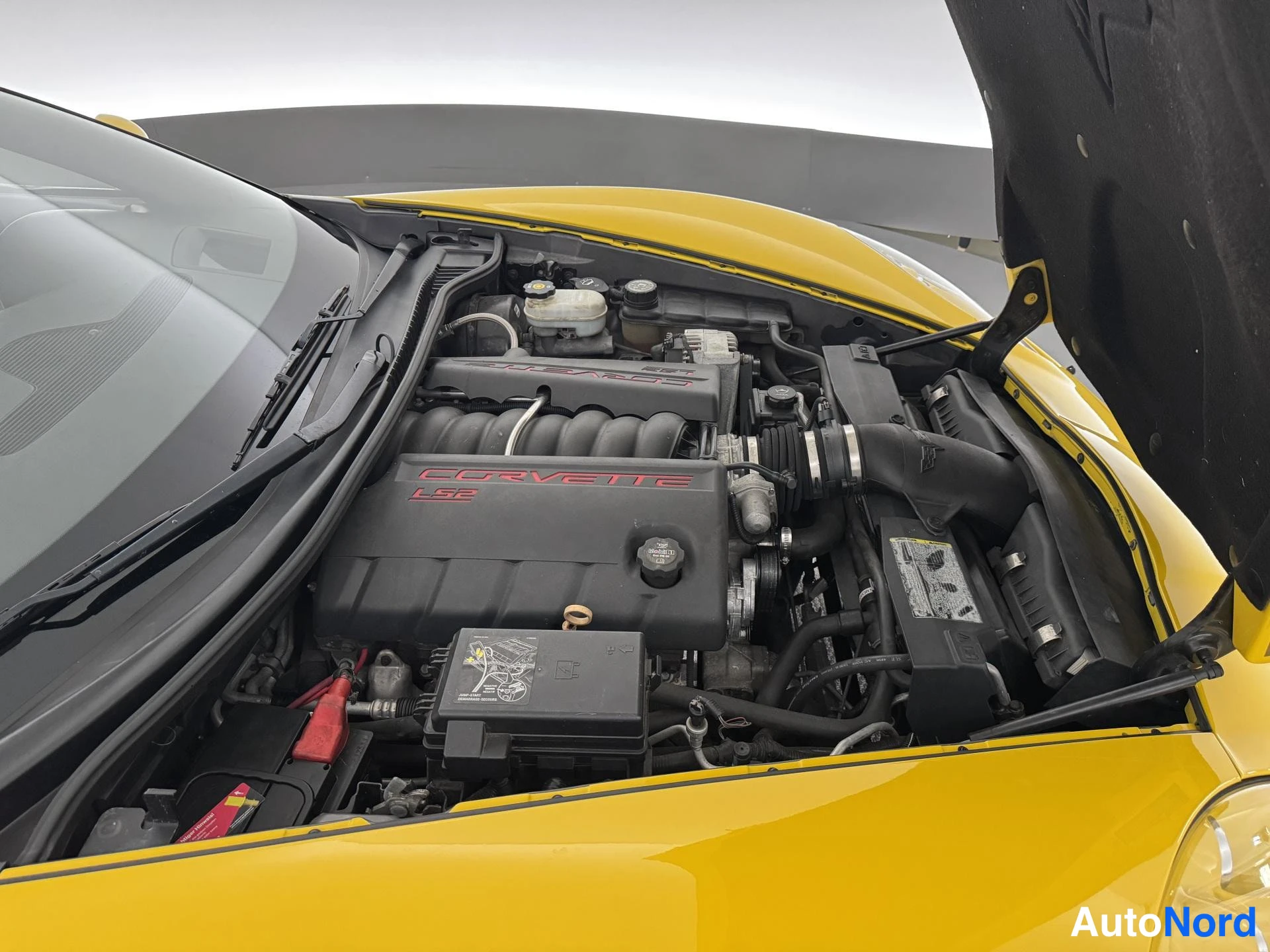 Keltainen Chevrolet Corvette 2007, moottoritila, kuva 27