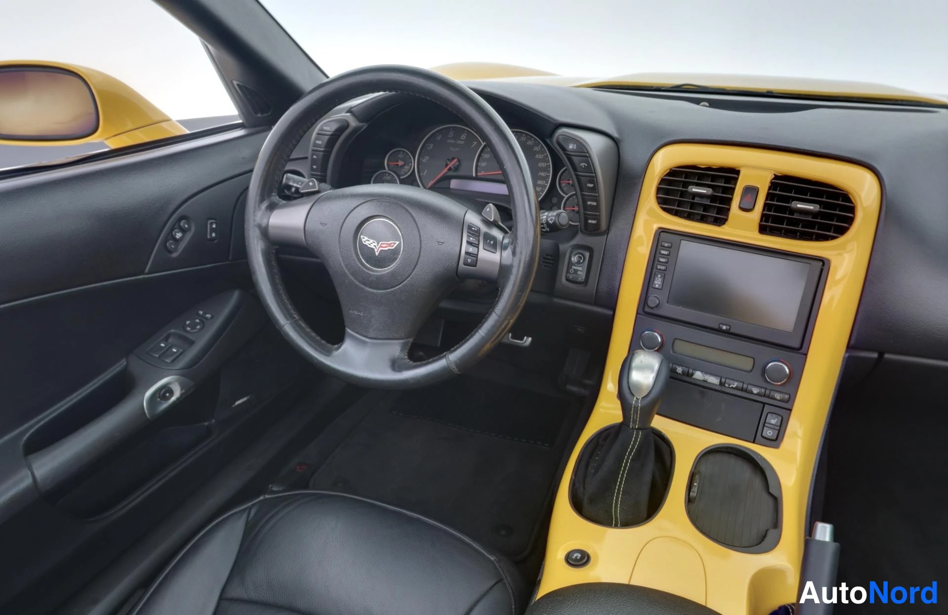 Keltainen Chevrolet Corvette 2007, ohjaamo, kuva 16
