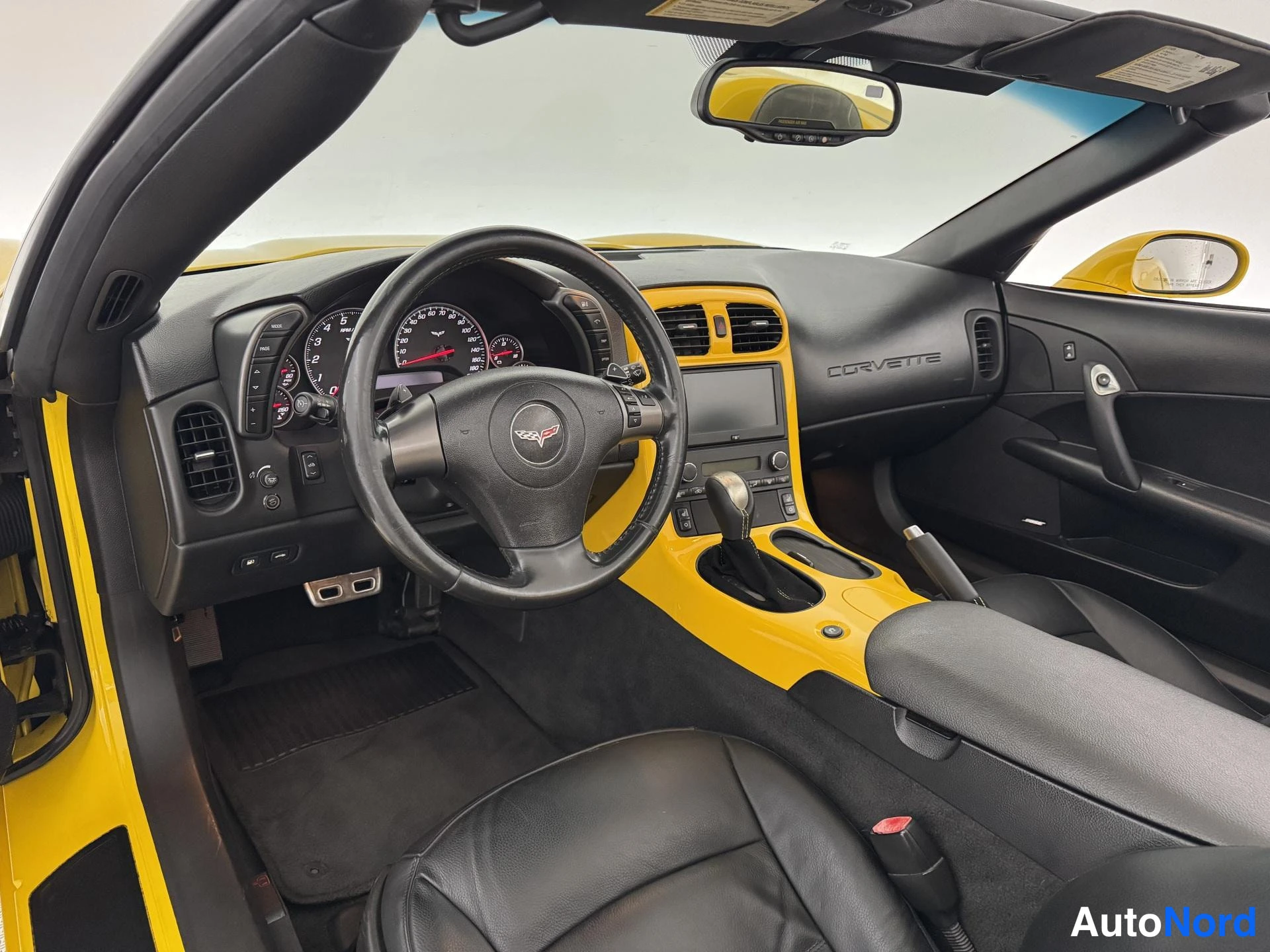 Keltainen Chevrolet Corvette 2007, ohjaamo, kuva 20