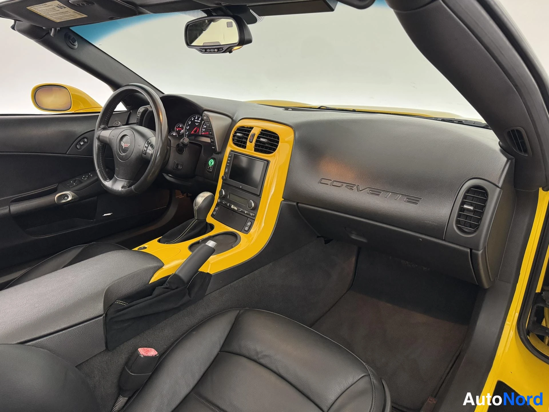 Keltainen Chevrolet Corvette 2007, ohjaamo, kuva 17