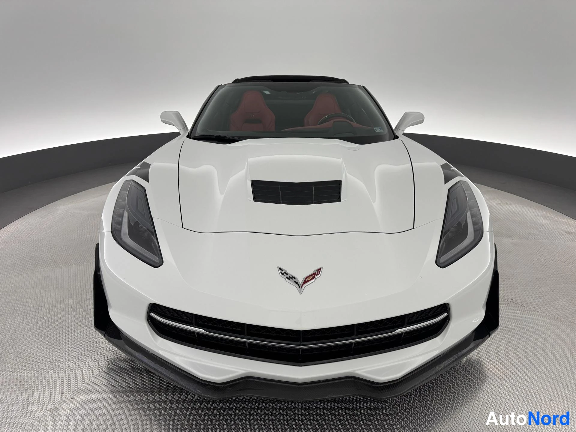 Valkoinen Chevrolet Corvette C7 2014, edestä, kuva 3