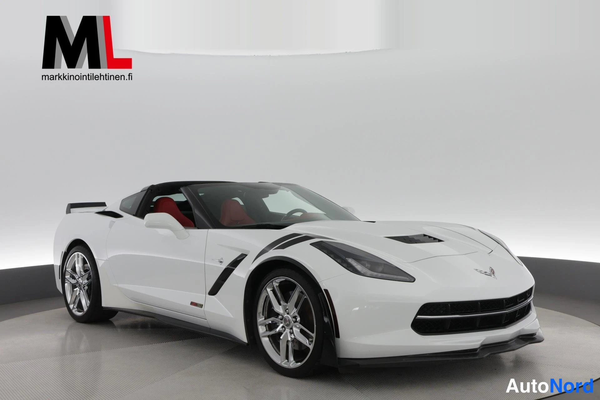 Valkoinen Chevrolet Corvette C7 2014, etuviisto, keula oikealle, kuva 2