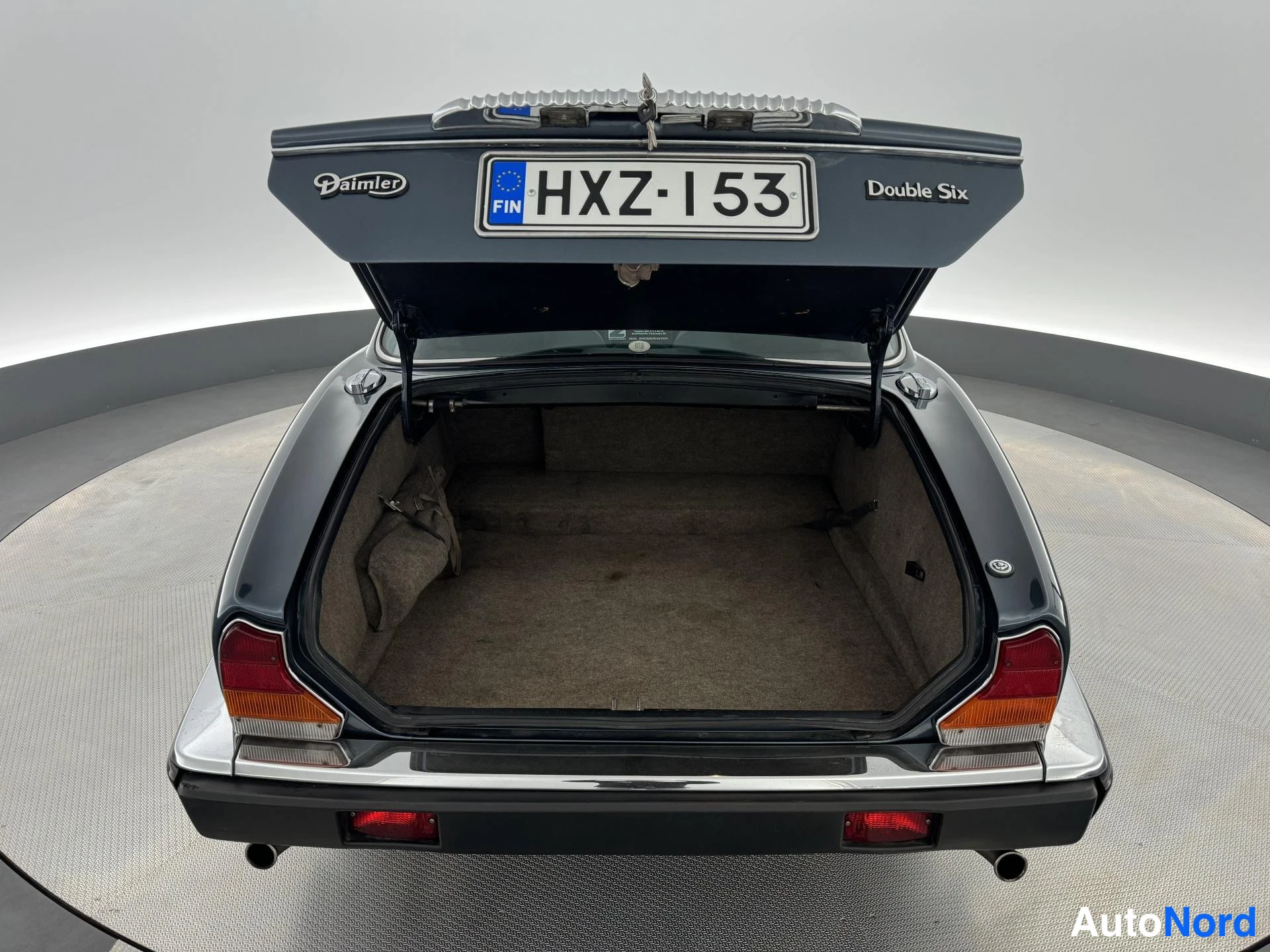 Sininen Daimler Double Six 1988, tavaratila, kuva 26