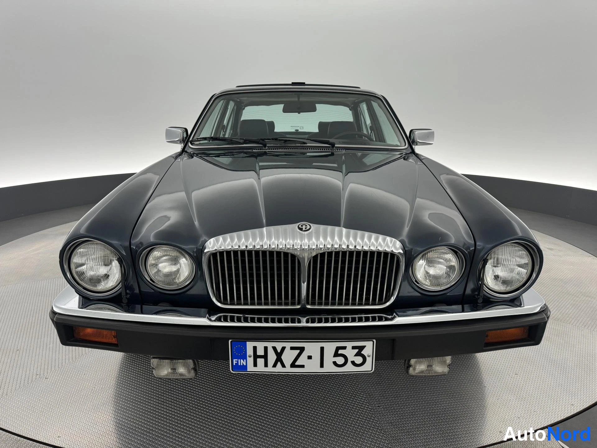 Sininen Daimler Double Six 1988, edestä, kuva 3