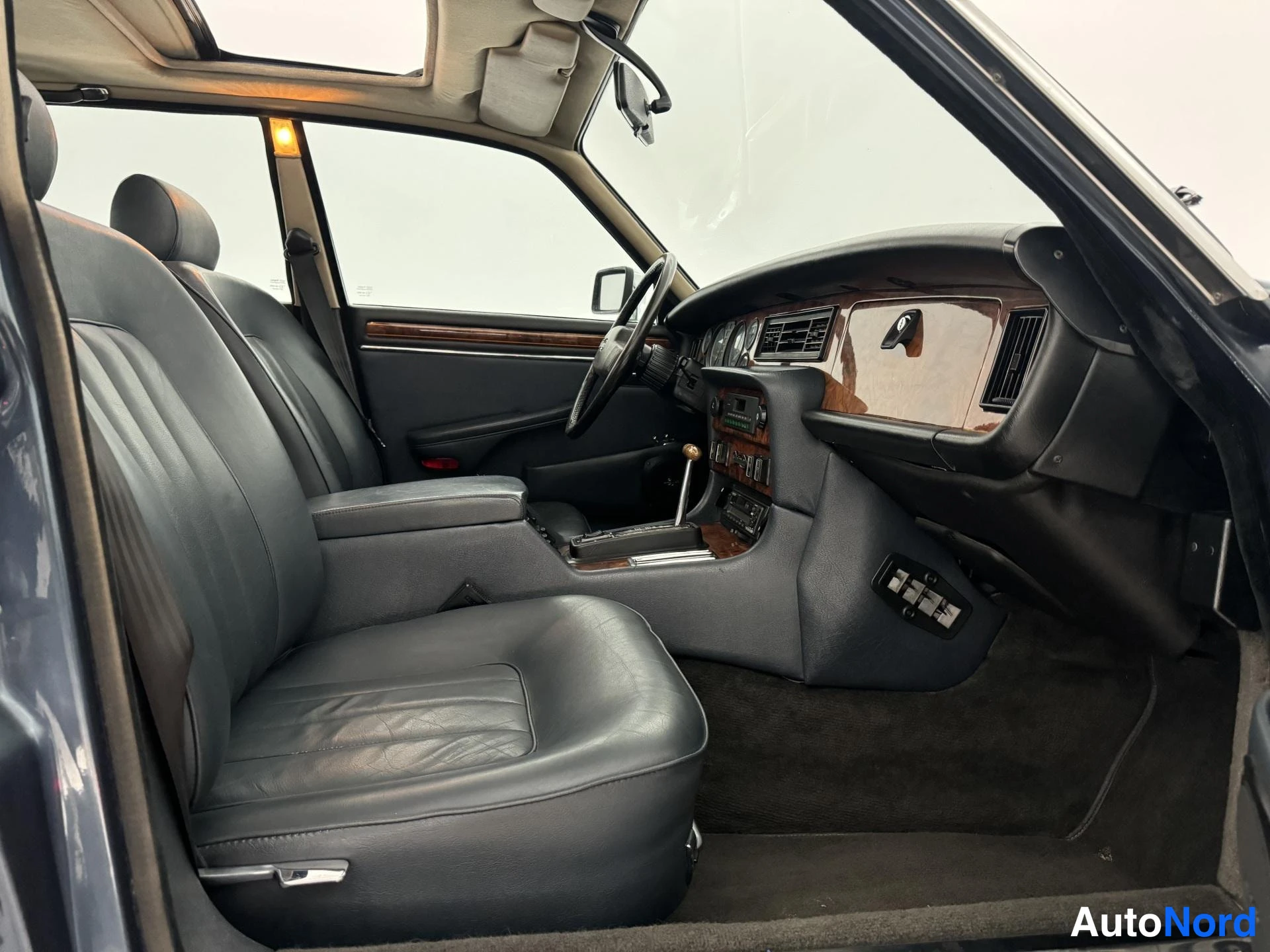 Sininen Daimler Double Six 1988, ohjaamo, kuva 16