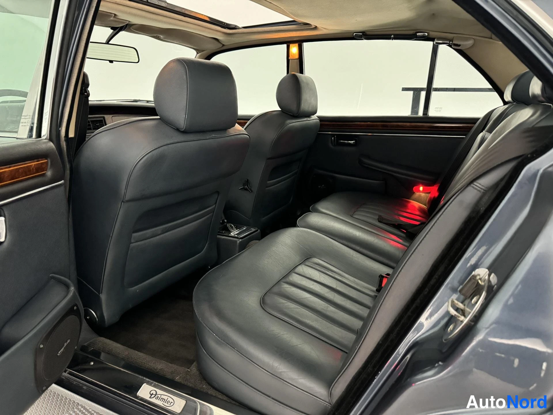 Sininen Daimler Double Six 1988, takaistuimet, kuva 24