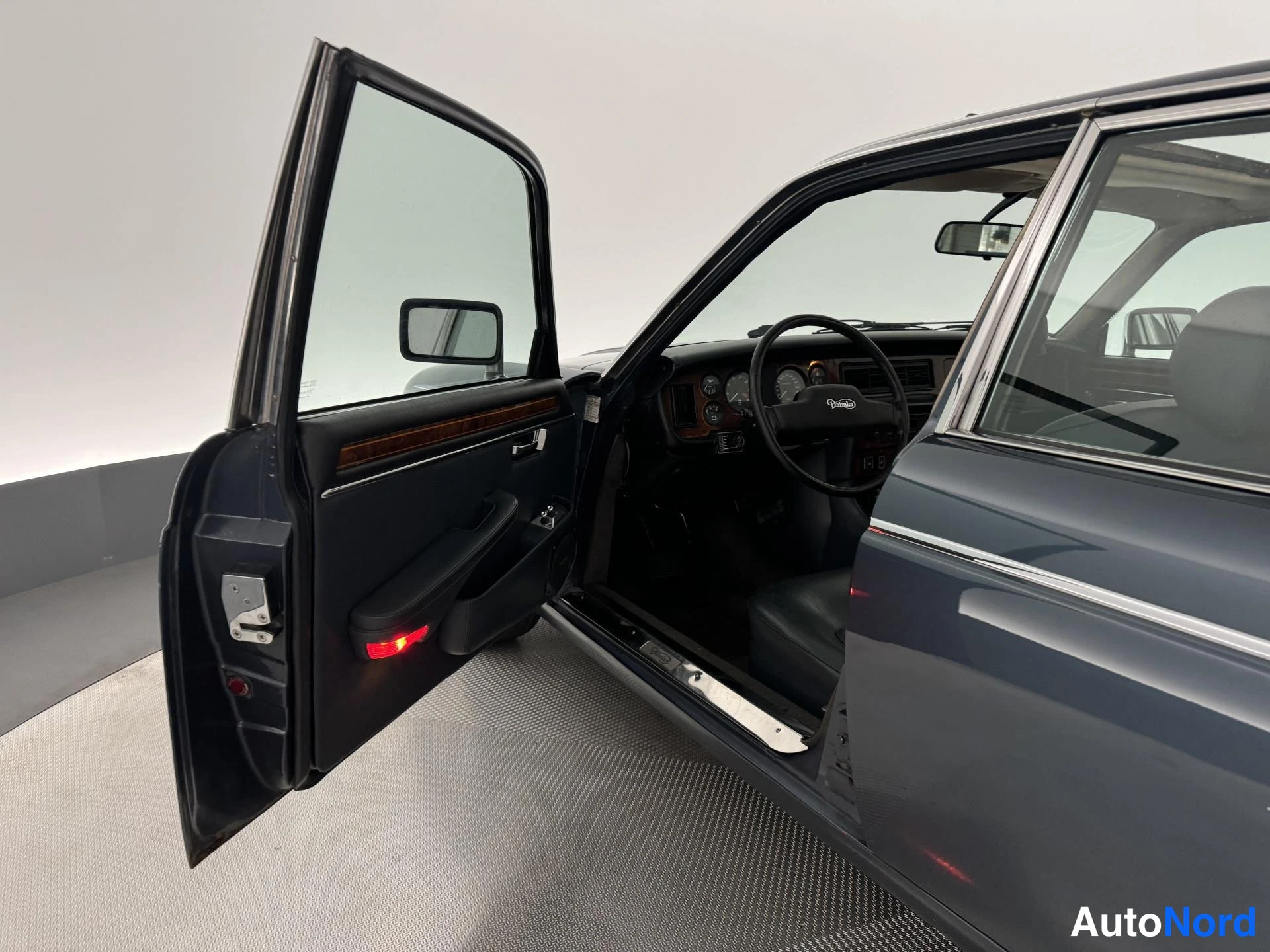 Sininen Daimler Double Six 1988, ohjaamo, kuva 17