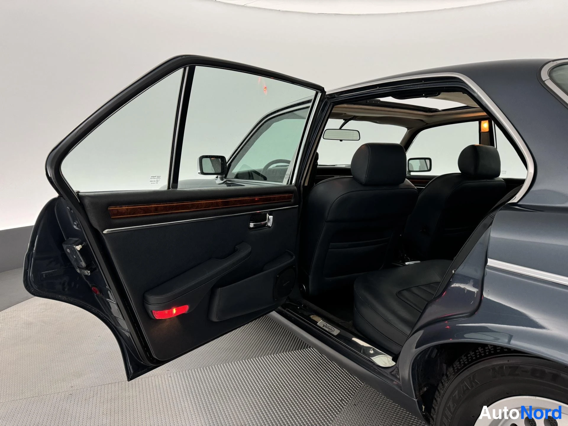 Sininen Daimler Double Six 1988, takaistuimet, kuva 21