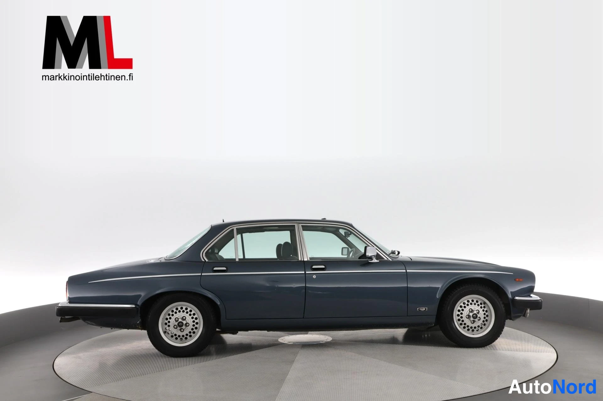 Sininen Daimler Double Six 1988, sivulta, kuva 5