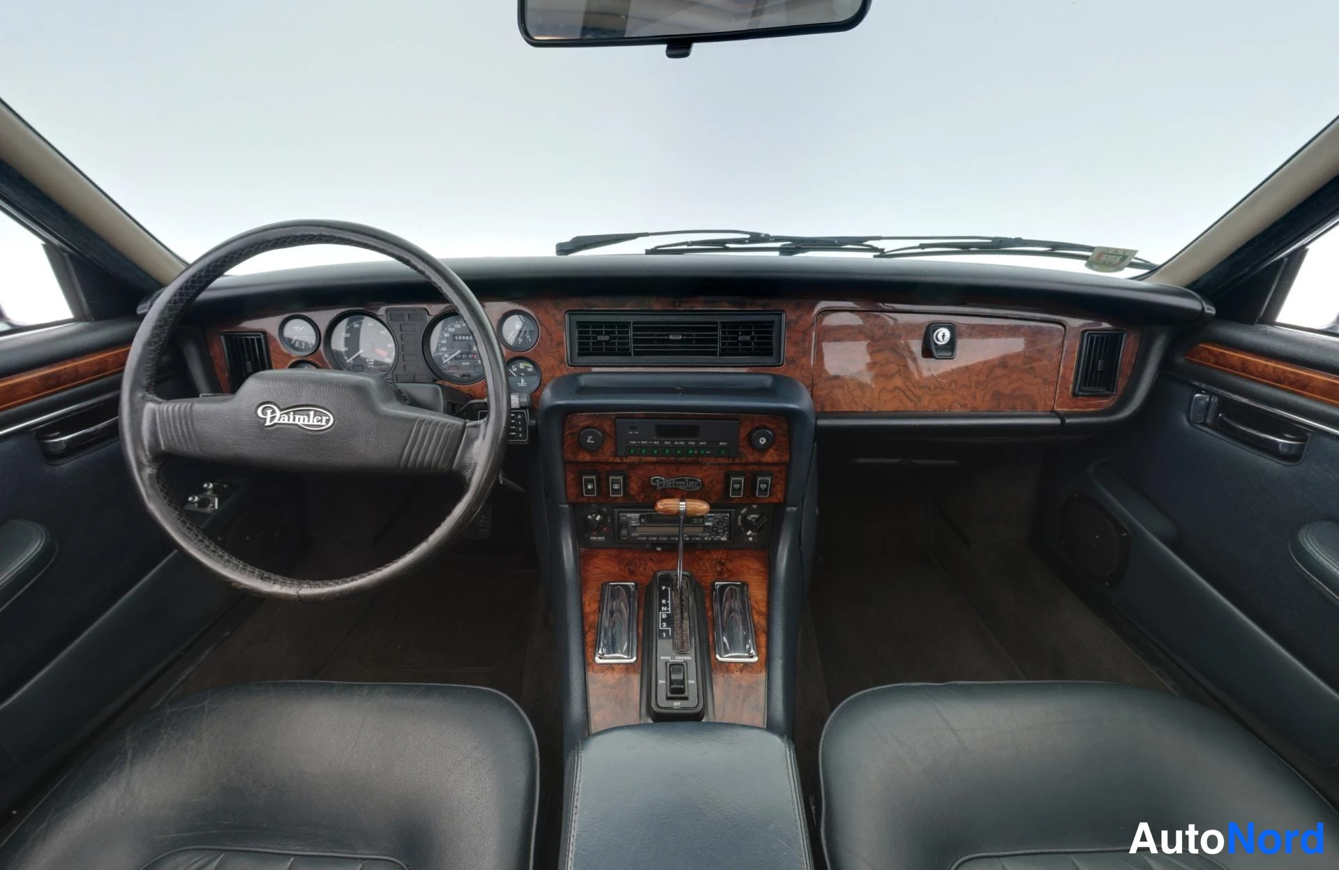 Sininen Daimler Double Six 1988, ohjaamo, kuva 9