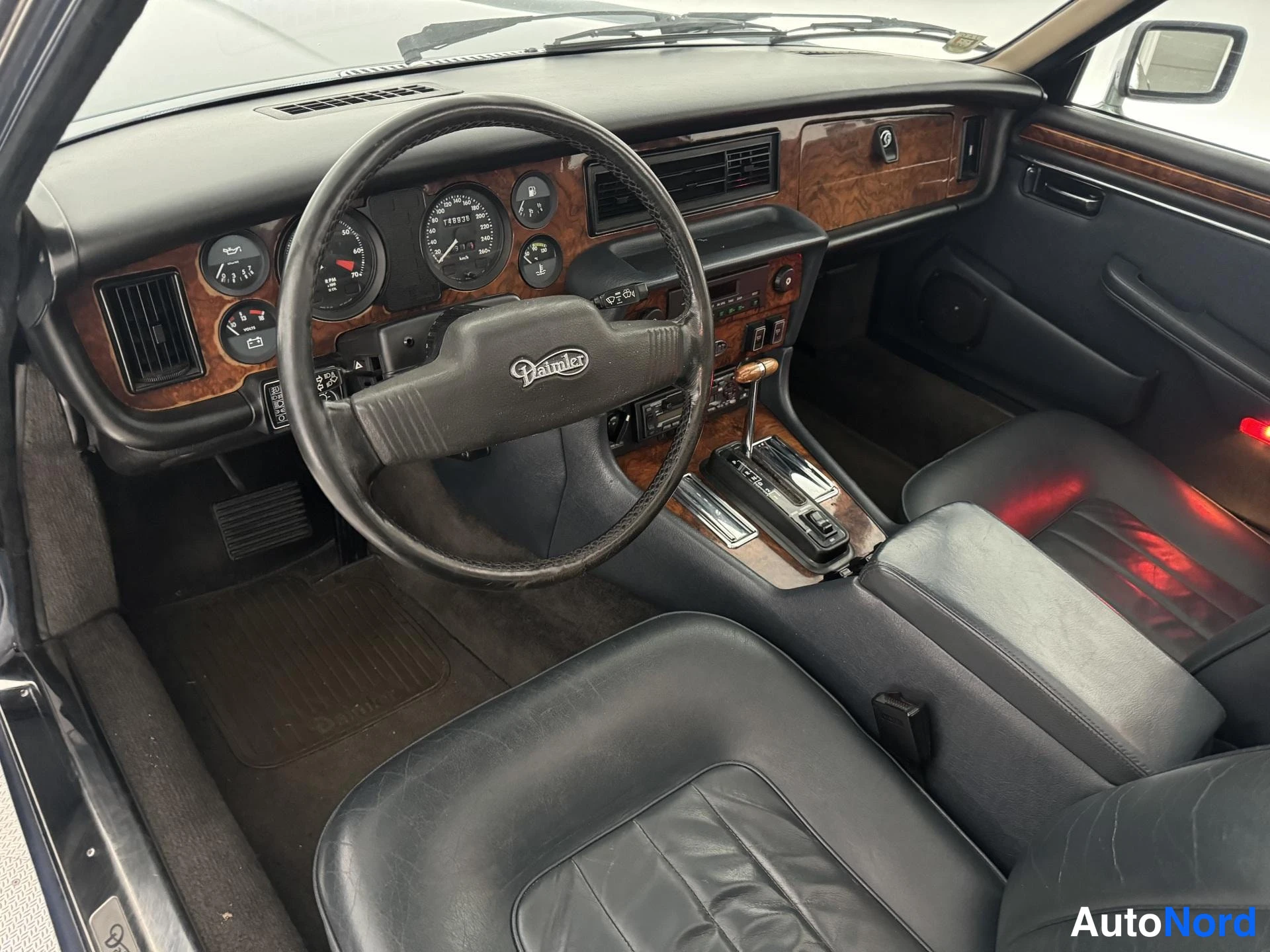 Sininen Daimler Double Six 1988, ohjaamo, kuva 10