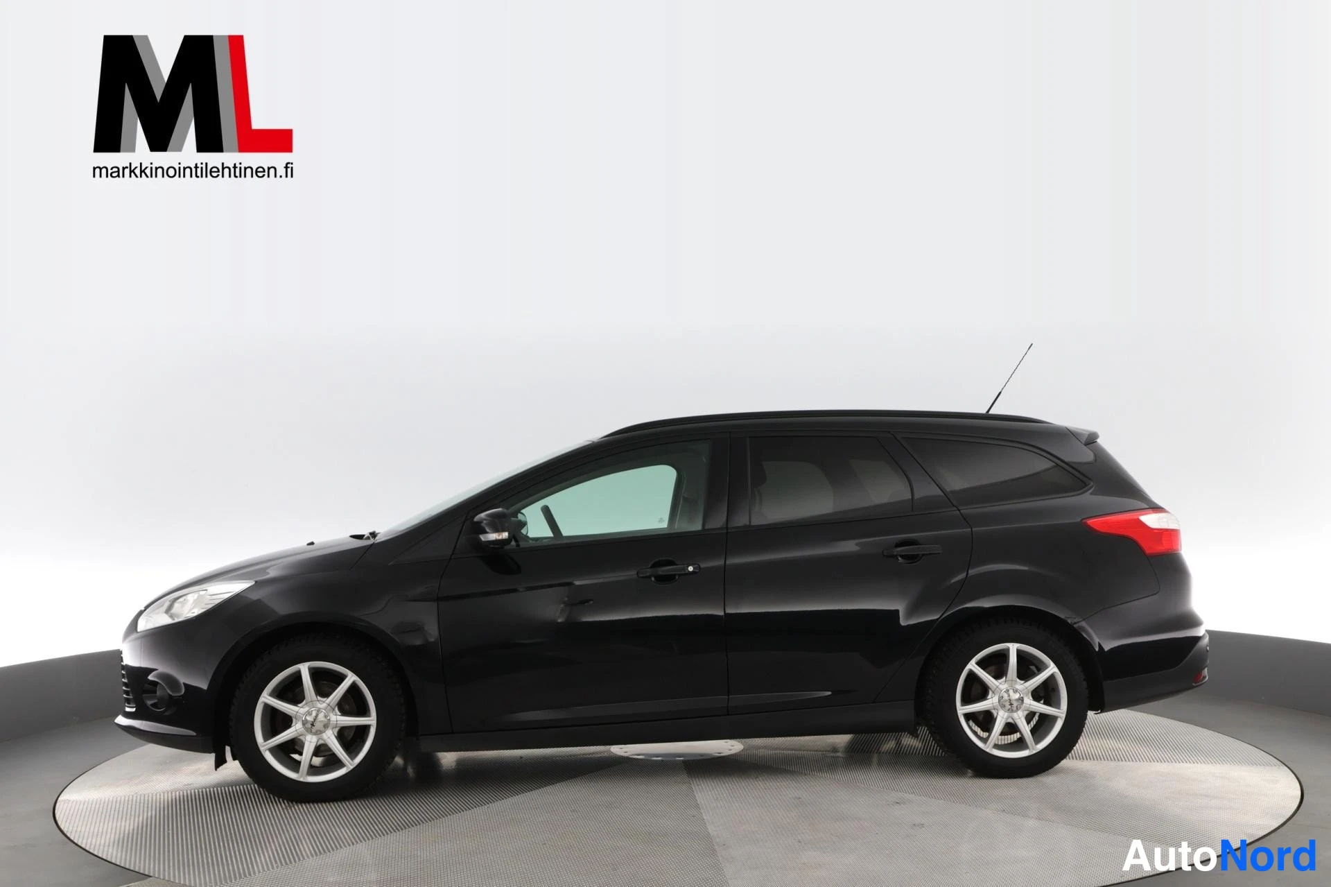 Musta Ford Focus 2013, sivulta, kuva 5