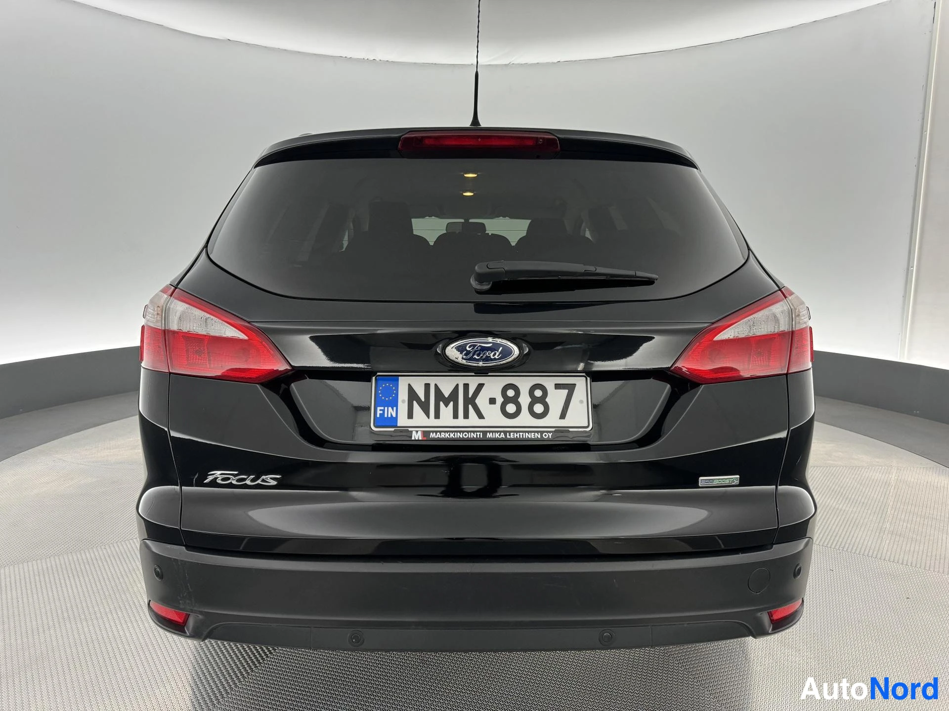 Musta Ford Focus 2013, takaa, kuva 9