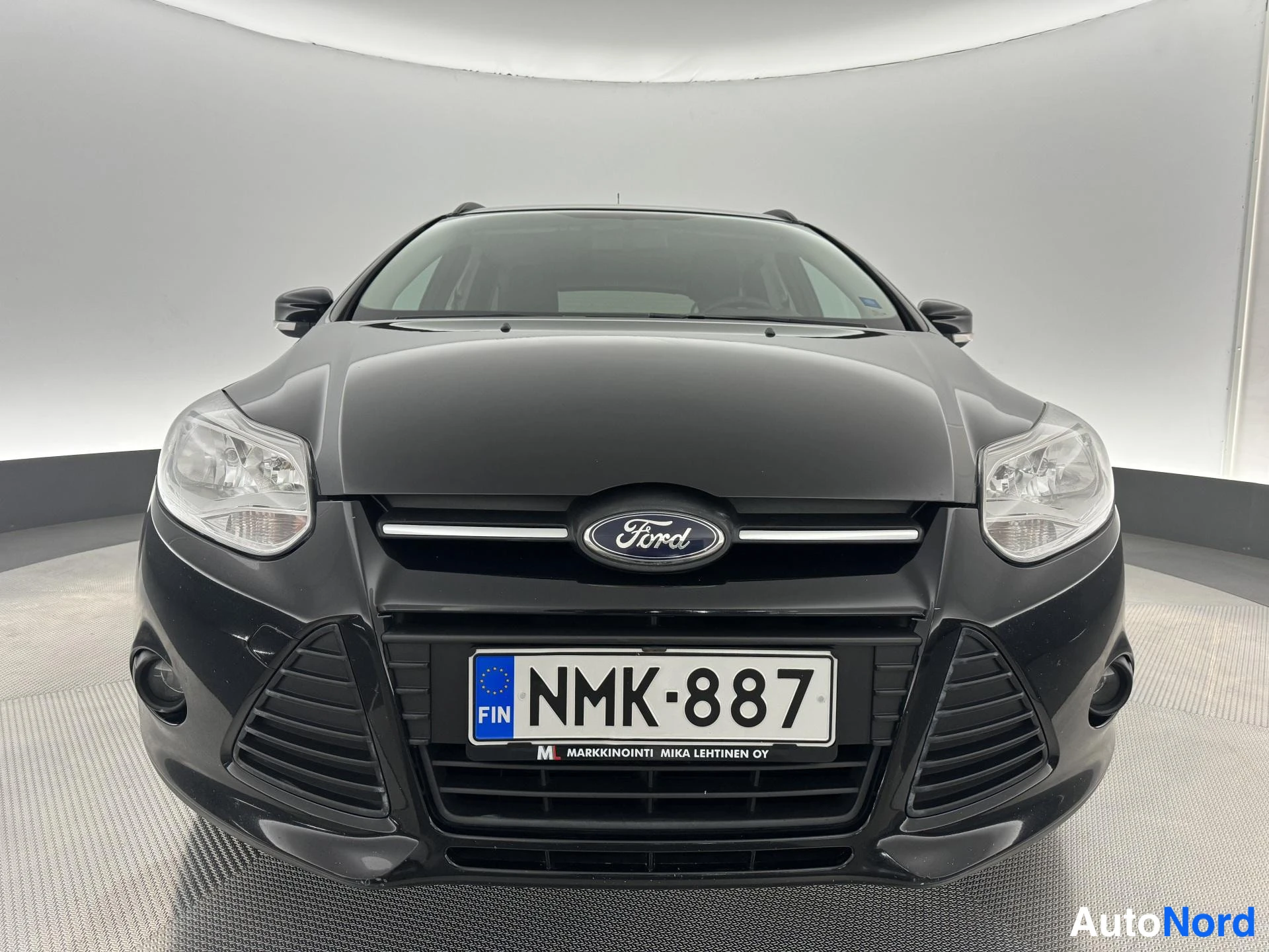 Musta Ford Focus 2013, edestä, kuva 4