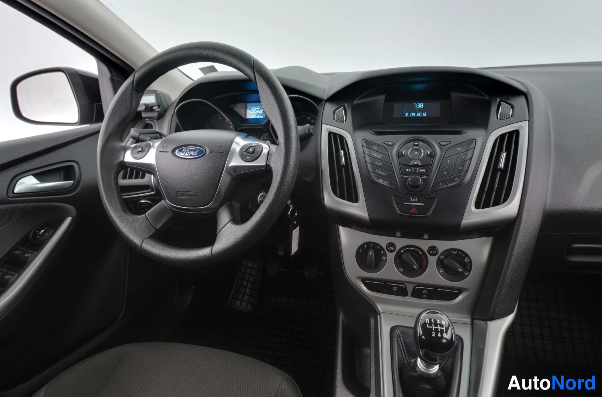 Musta Ford Focus 2013, ohjaamo, kuva 13