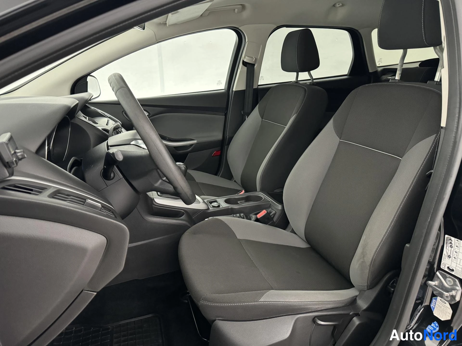 Musta Ford Focus 2013, etuistuimet, kuva 17