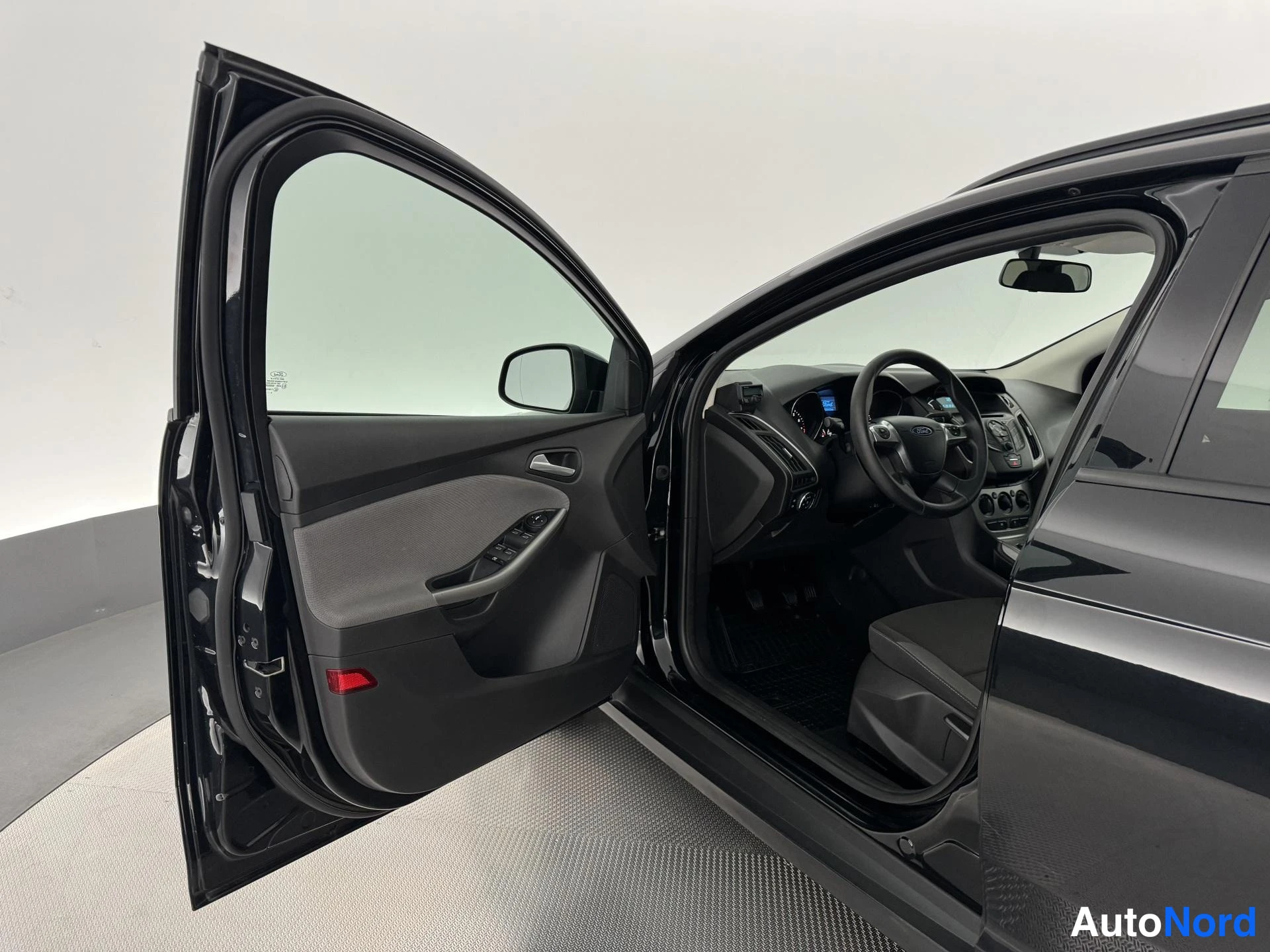 Musta Ford Focus 2013, ohjaamo, kuva 14