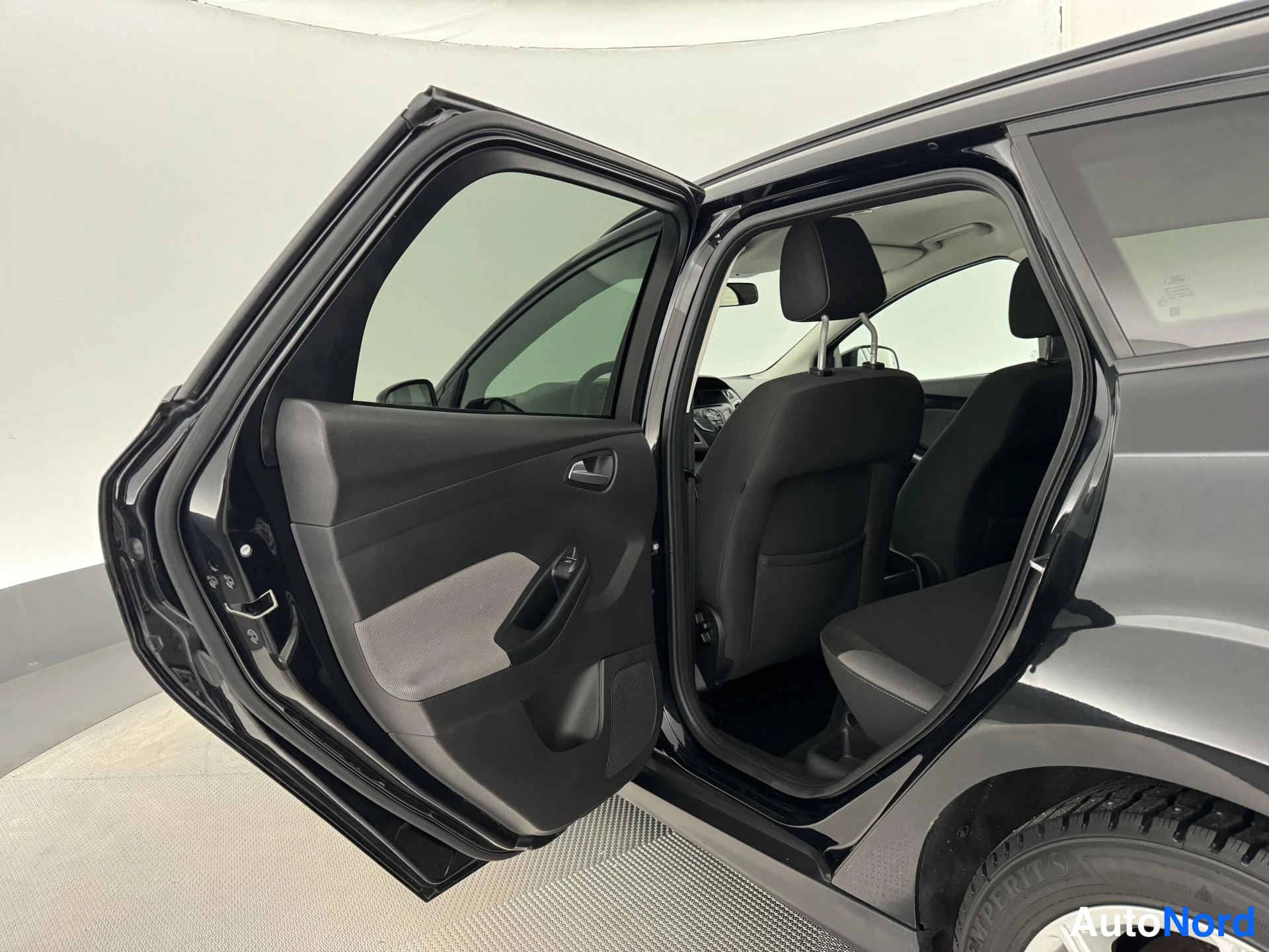 Musta Ford Focus 2013, takaistuimet, kuva 21