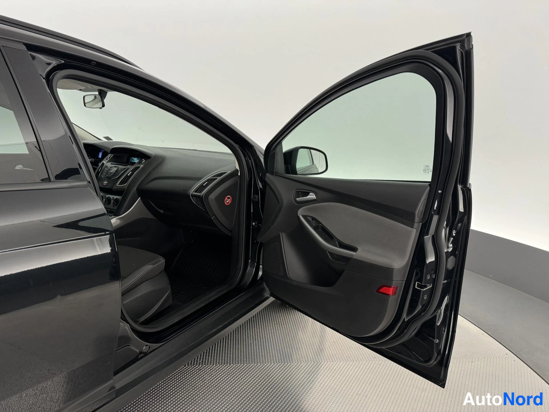 Musta Ford Focus 2013, ohjaamo, kuva 15