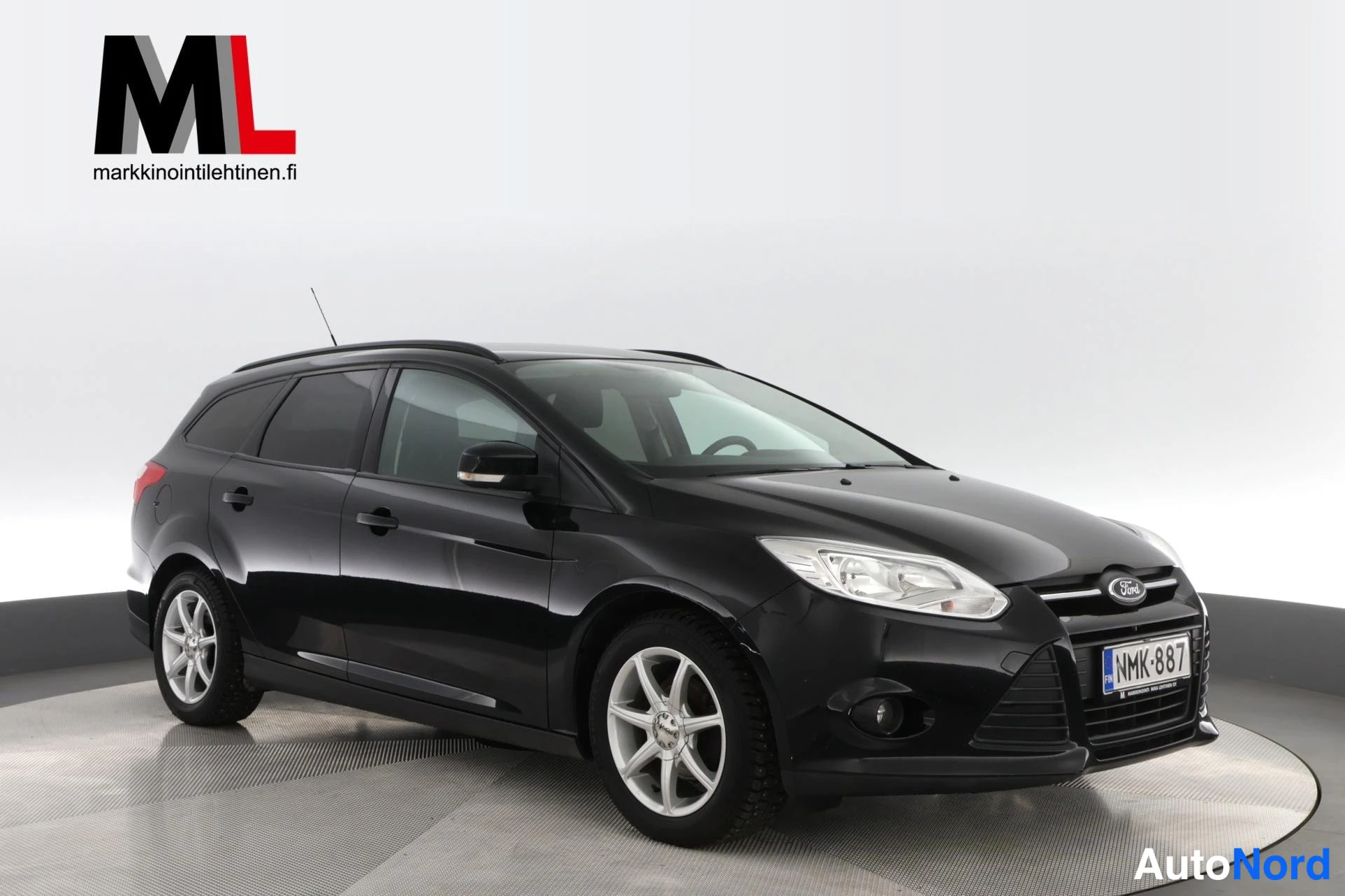 Musta Ford Focus 2013, etuviisto, keula oikealle, kuva 2