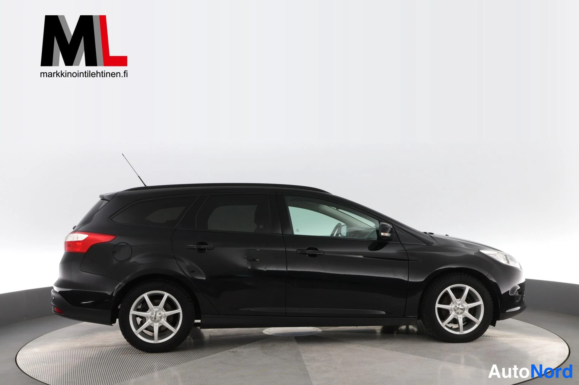 Musta Ford Focus 2013, sivulta, kuva 6