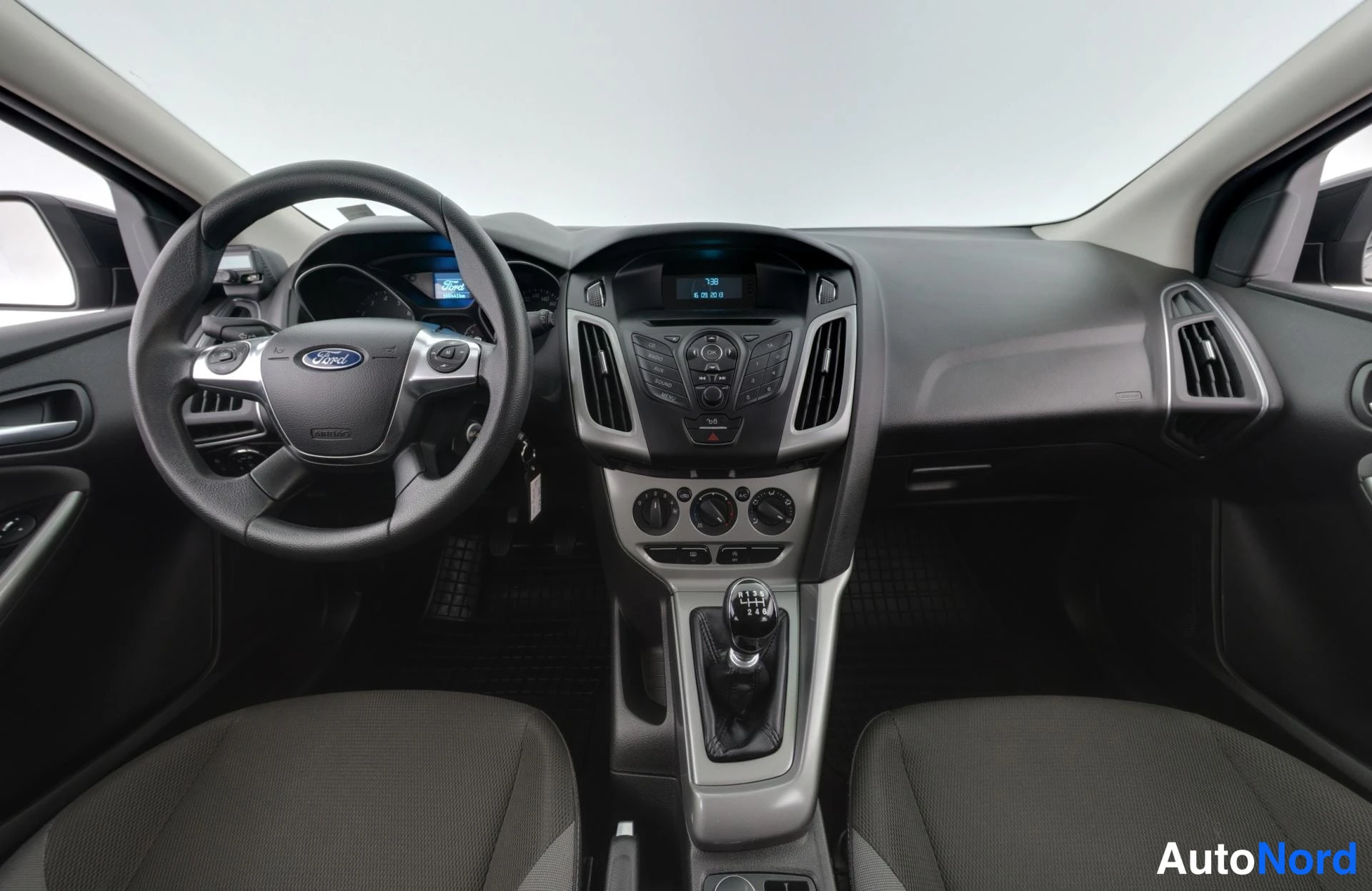 Musta Ford Focus 2013, ohjaamo, kuva 10