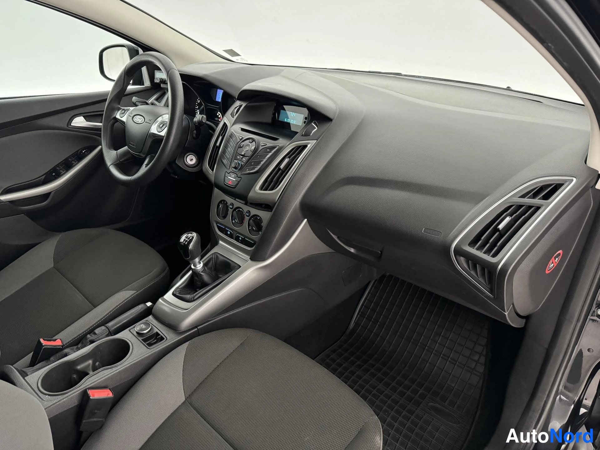 Musta Ford Focus 2013, ohjaamo, kuva 12