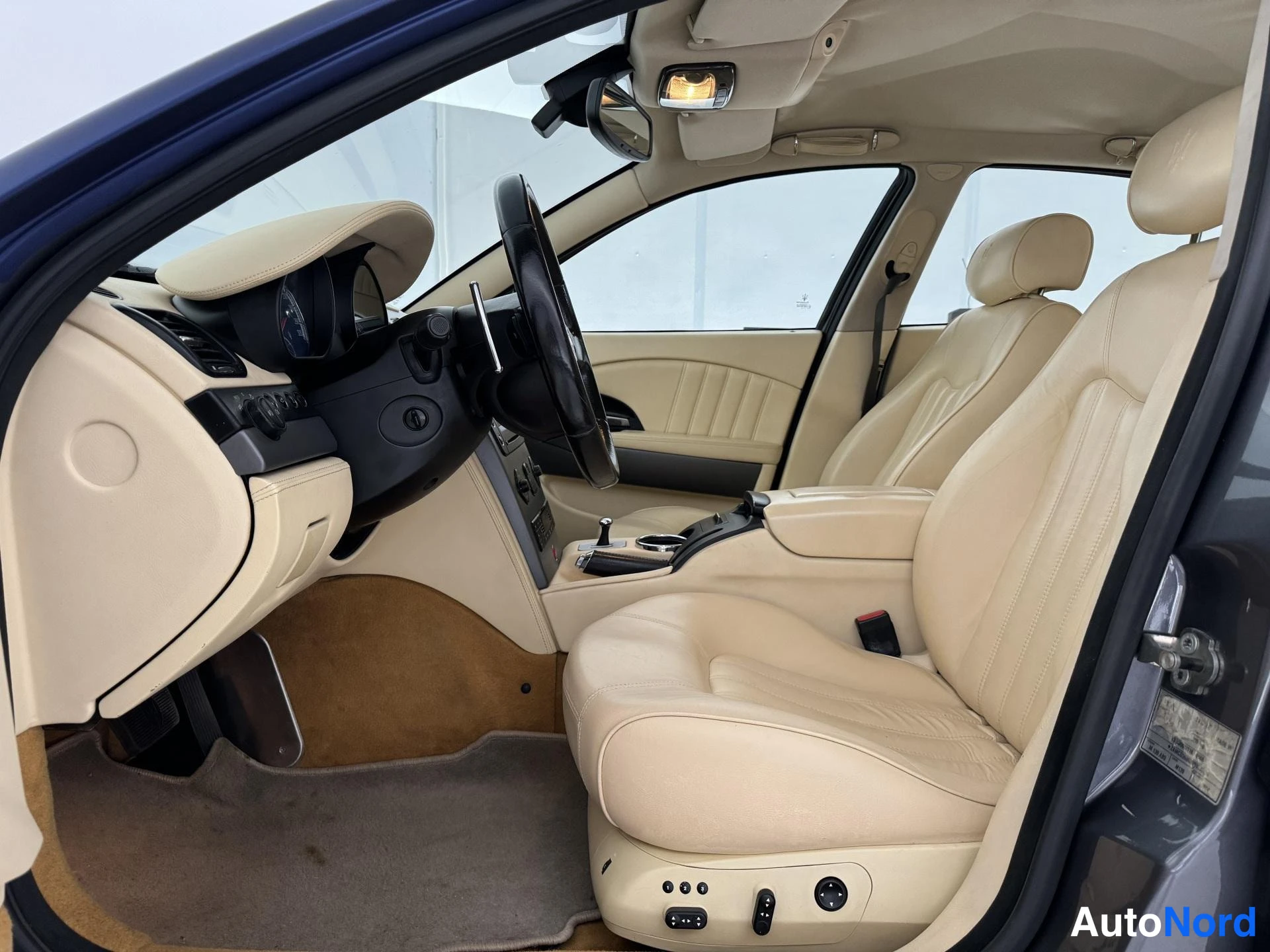 Hopea Maserati Quattroporte 2005, ohjaamo, kuva 13