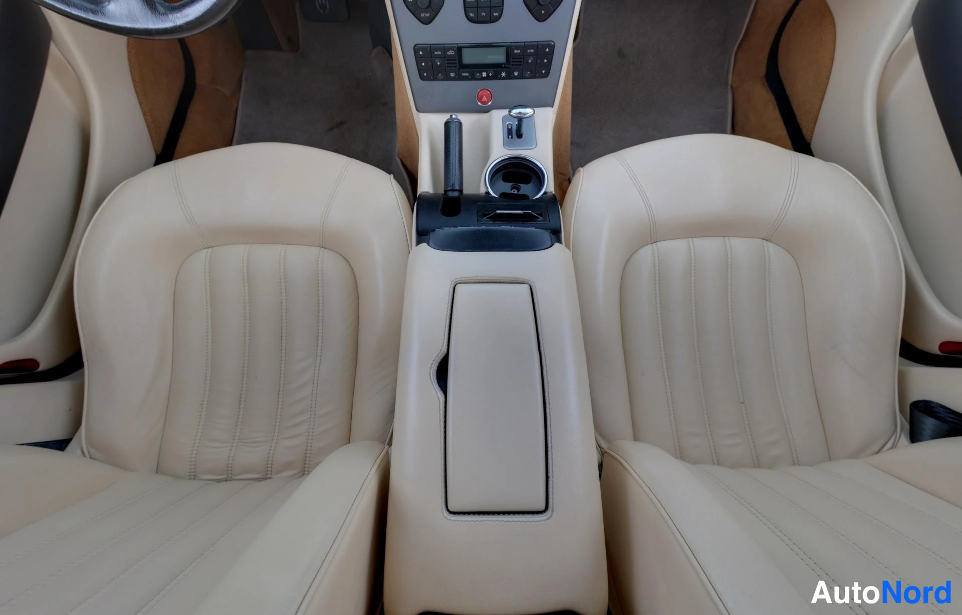 Hopea Maserati Quattroporte 2005, etuistuimet, kuva 19