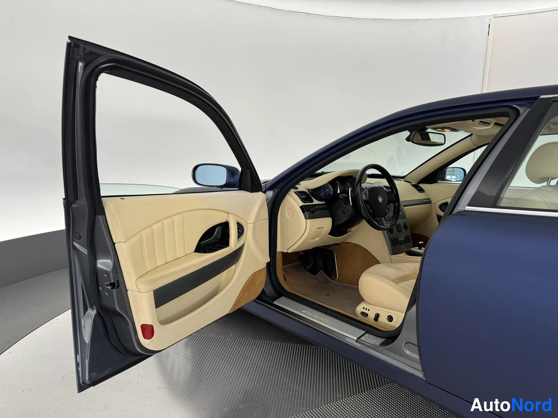 Hopea Maserati Quattroporte 2005, ohjaamo, kuva 17