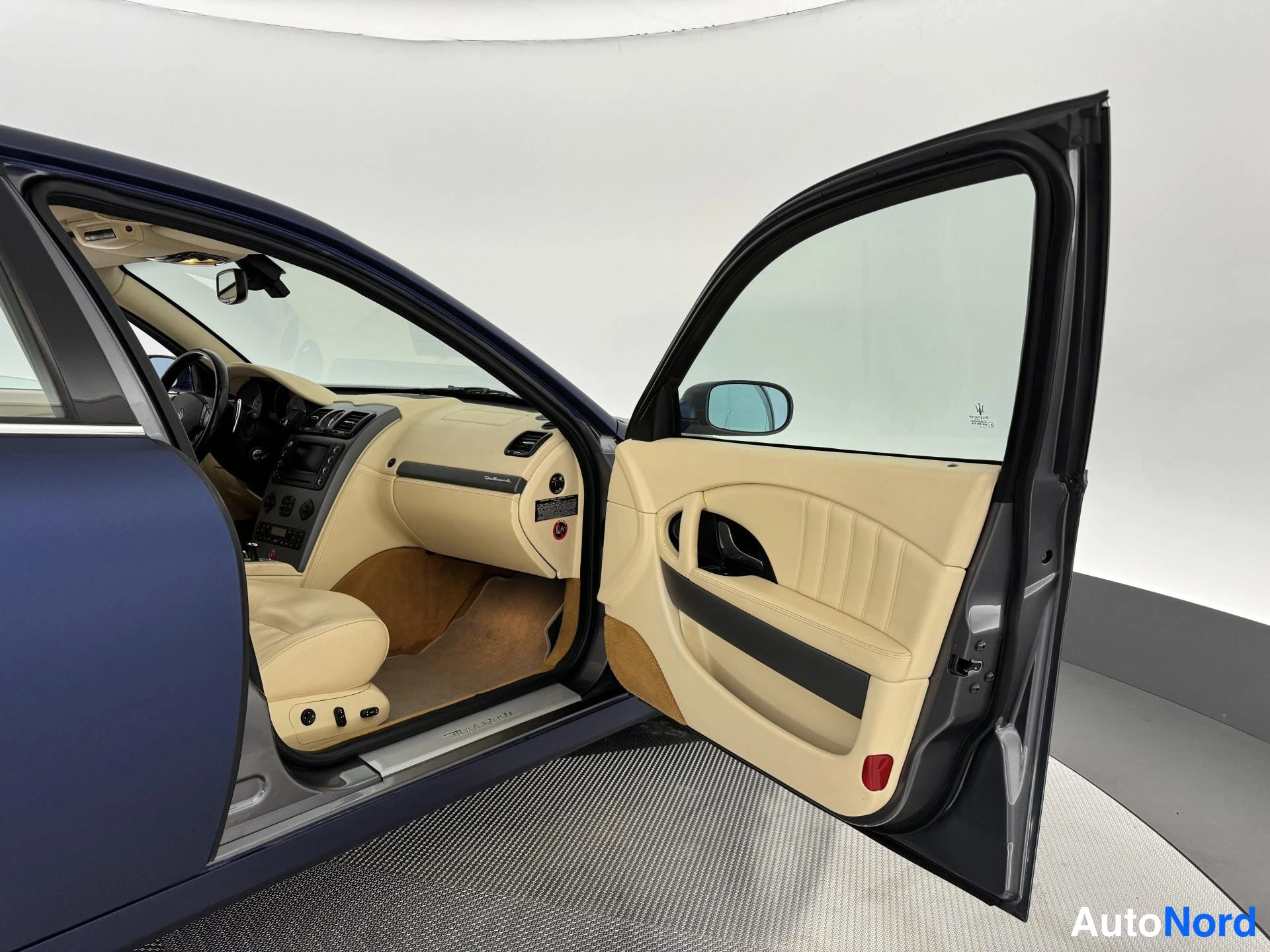Hopea Maserati Quattroporte 2005, ohjaamo, kuva 18